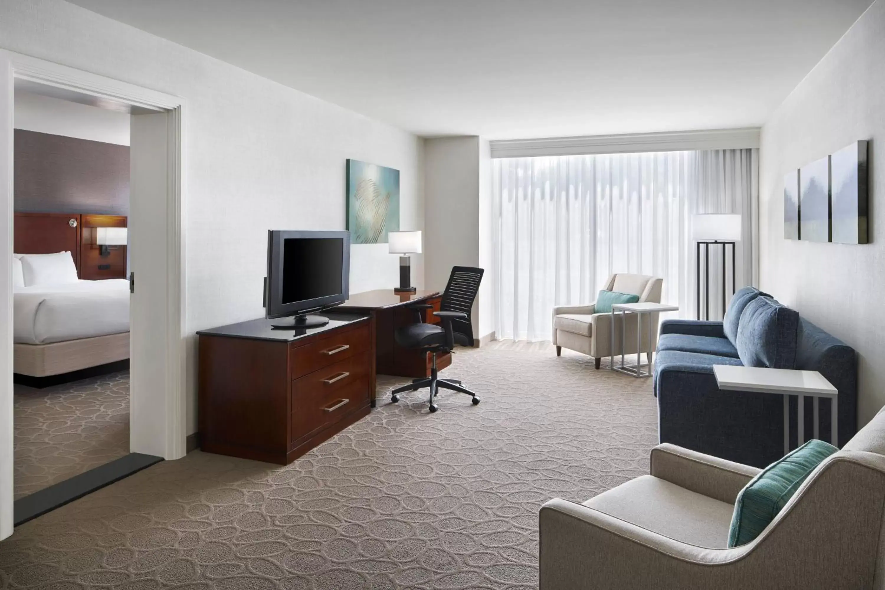 Bedroom, TV/Entertainment Center in Delta Hotels by Marriott Chesapeake Norfolk