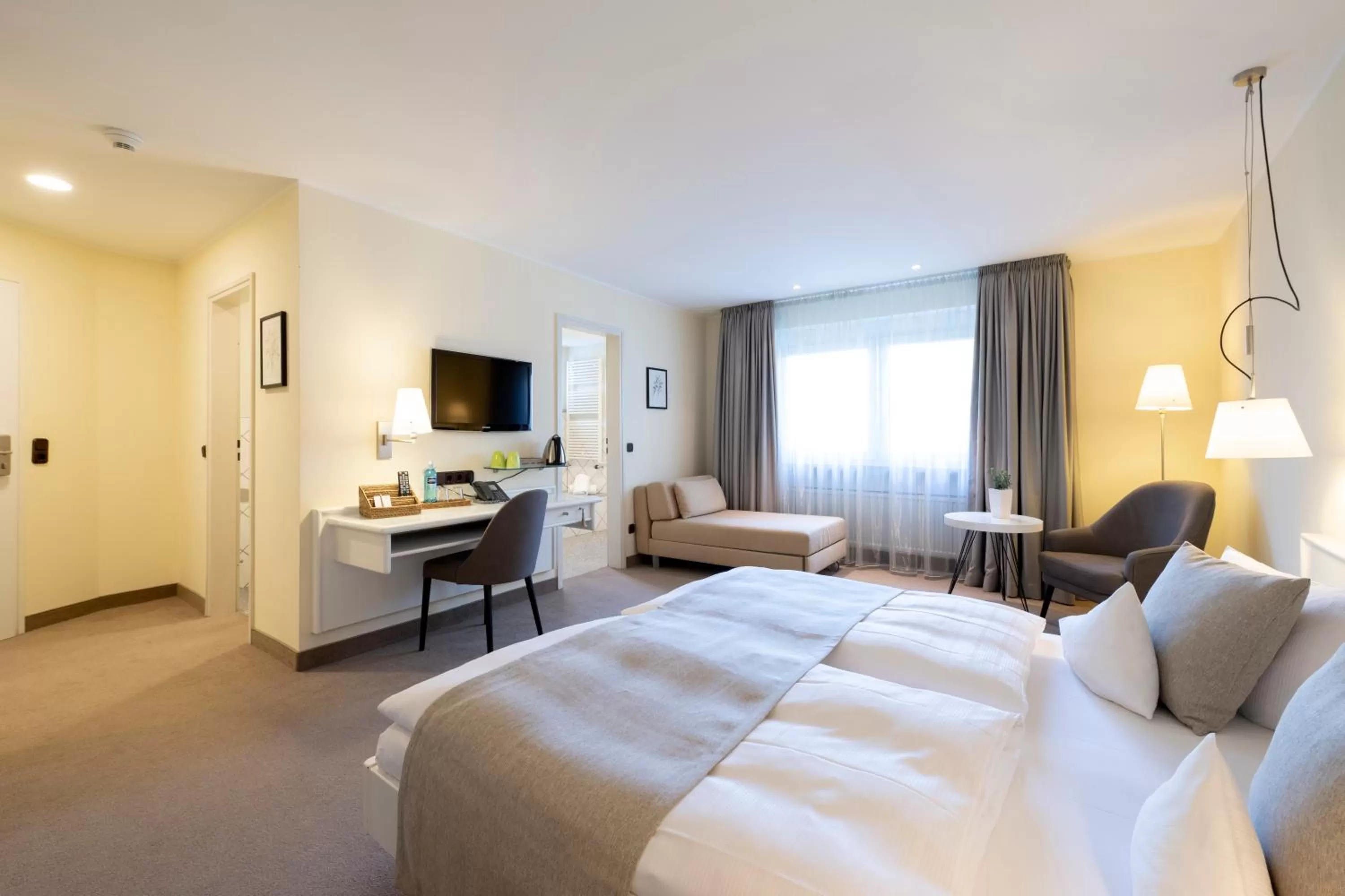 Photo of the whole room, Bed in Hotel Deutscher Hof