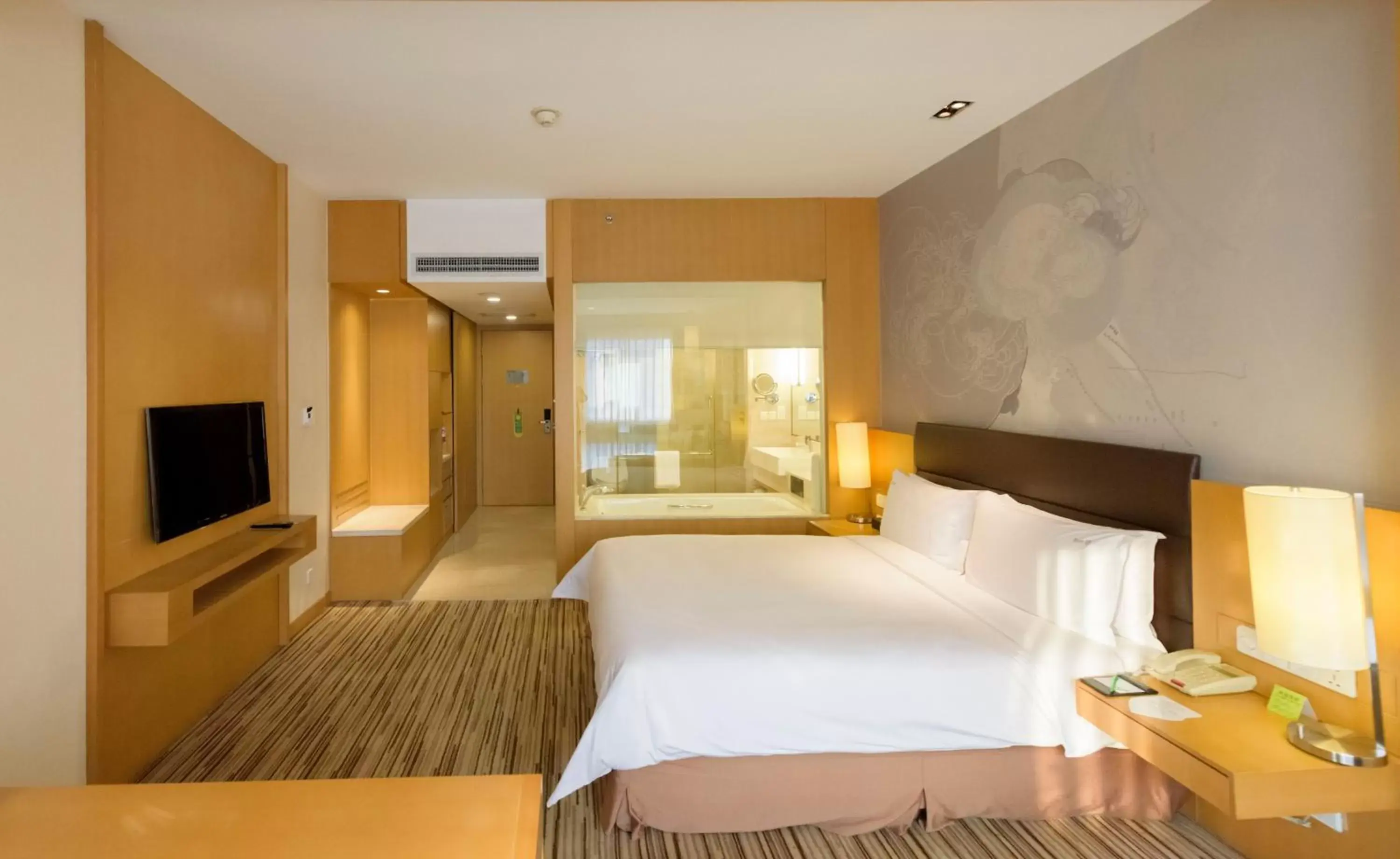 Bedroom, Bed in Holiday Inn Shijiazhuang Central, an IHG Hotel
