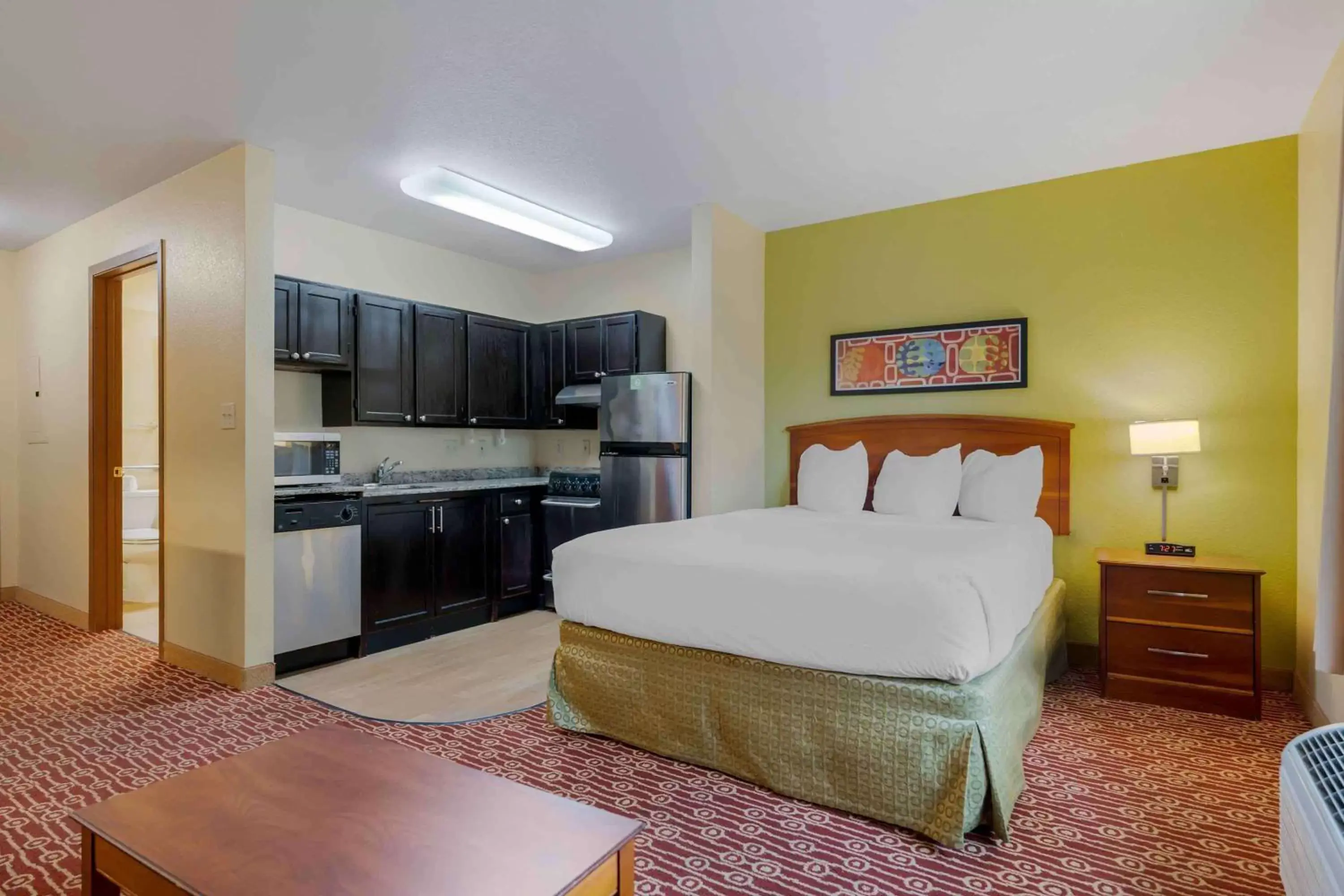 Bedroom, Bed in Extended Stay America Suites - Chicago - Elgin - West Dundee Bedroom, Bed in Extended Stay America Suites - Chicago - Elgin - West Dundee