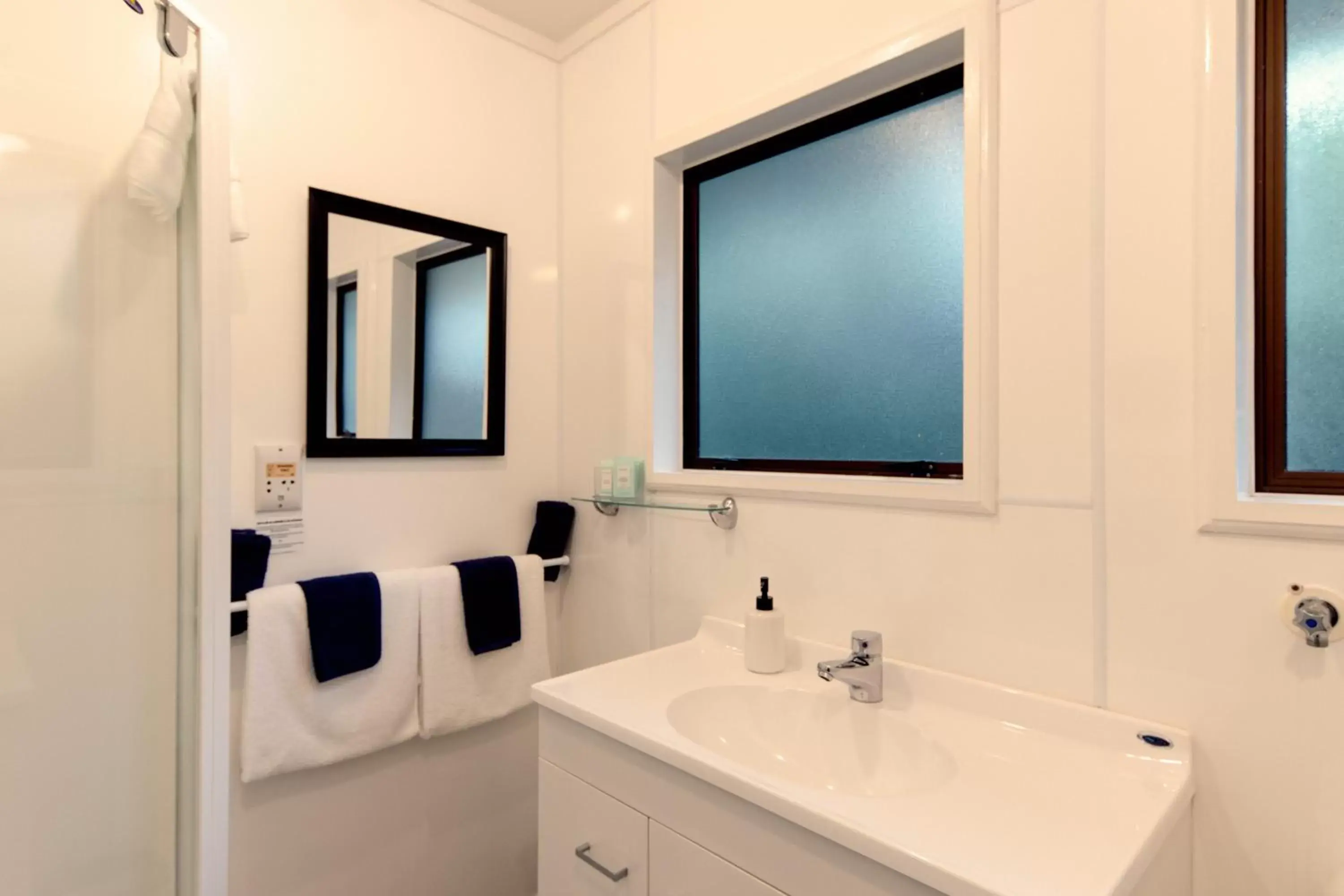 Toilet, Bathroom in Aotearoa Lodge