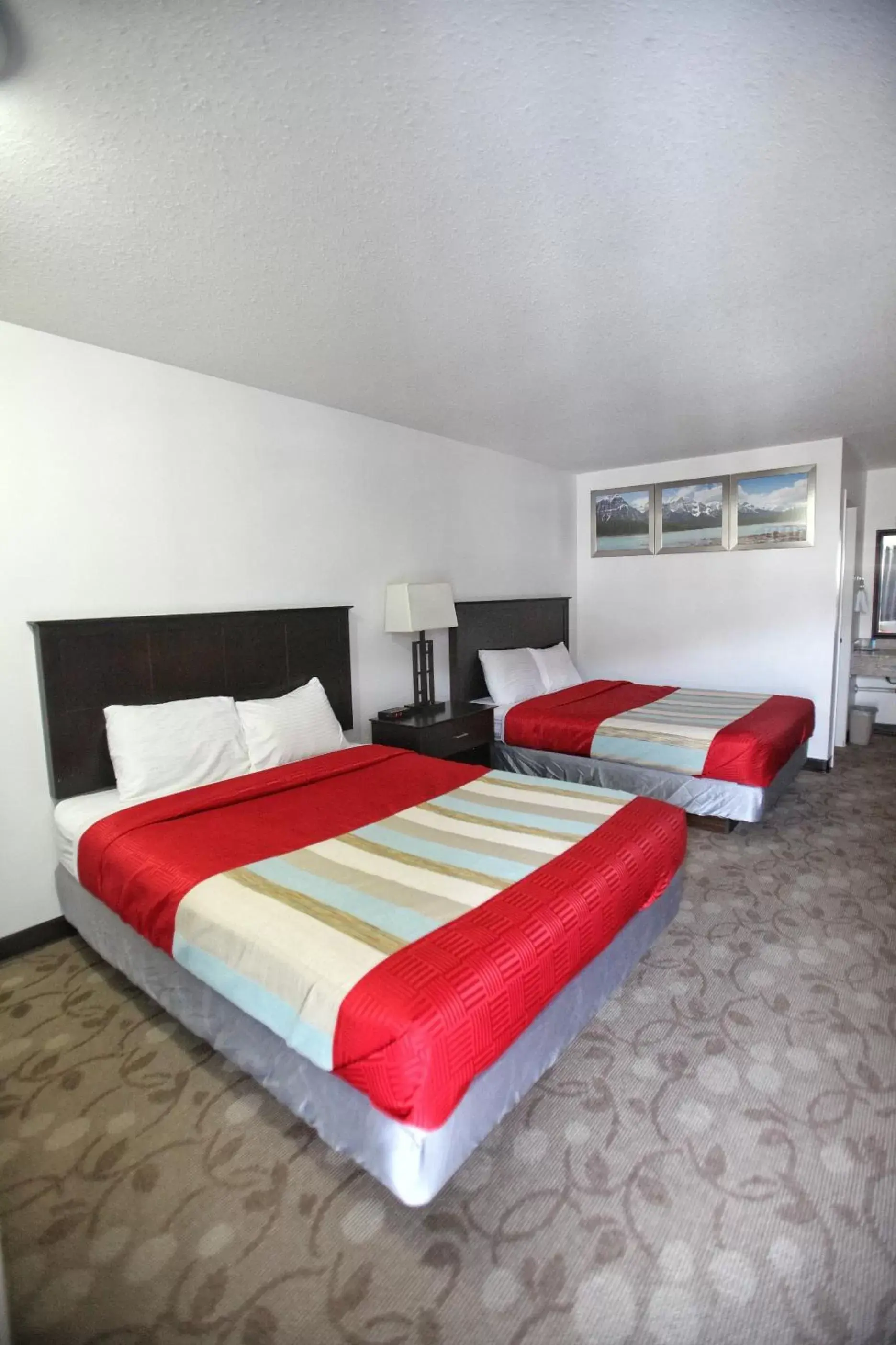 Bed in Best Budget Inn & Suites Kamloops