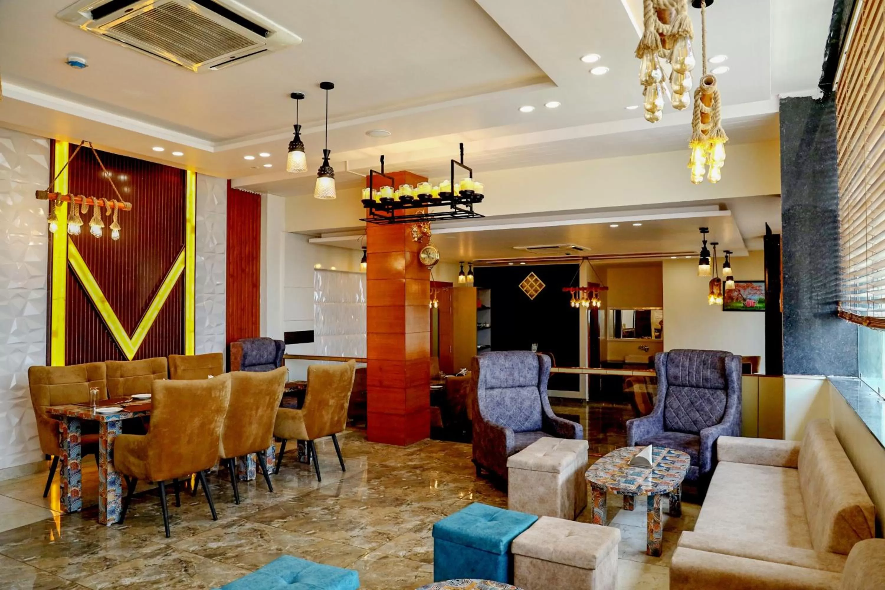 Restaurant/places to eat in Hotel Vasdaa Grand