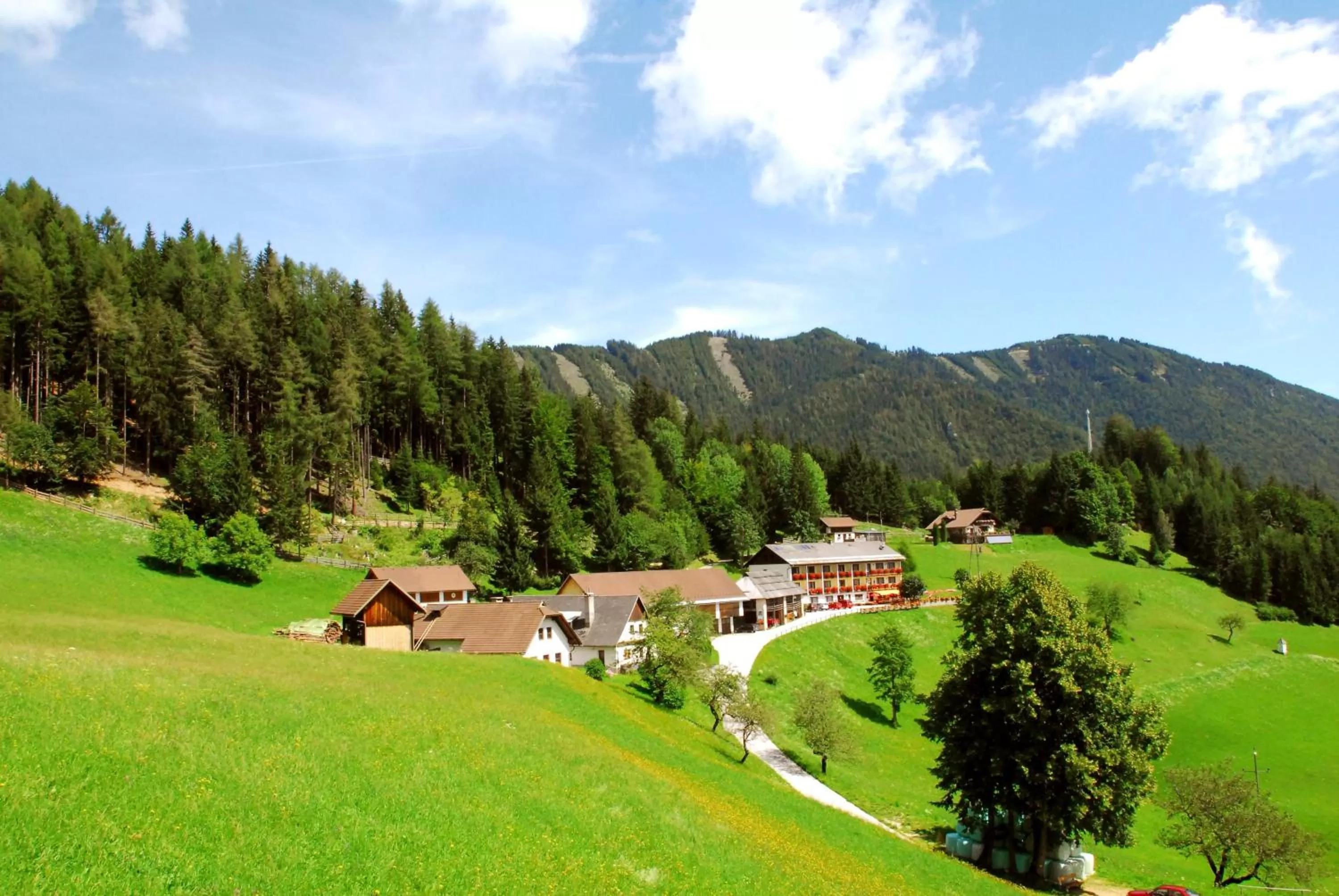 Property building in Bed&Breakfast Lausegger