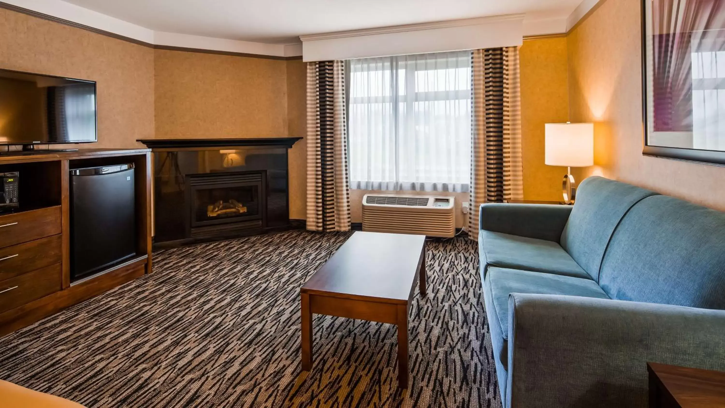 Photo of the whole room, Seating Area in Best Western Plus Pitt Meadows Inn & Suites