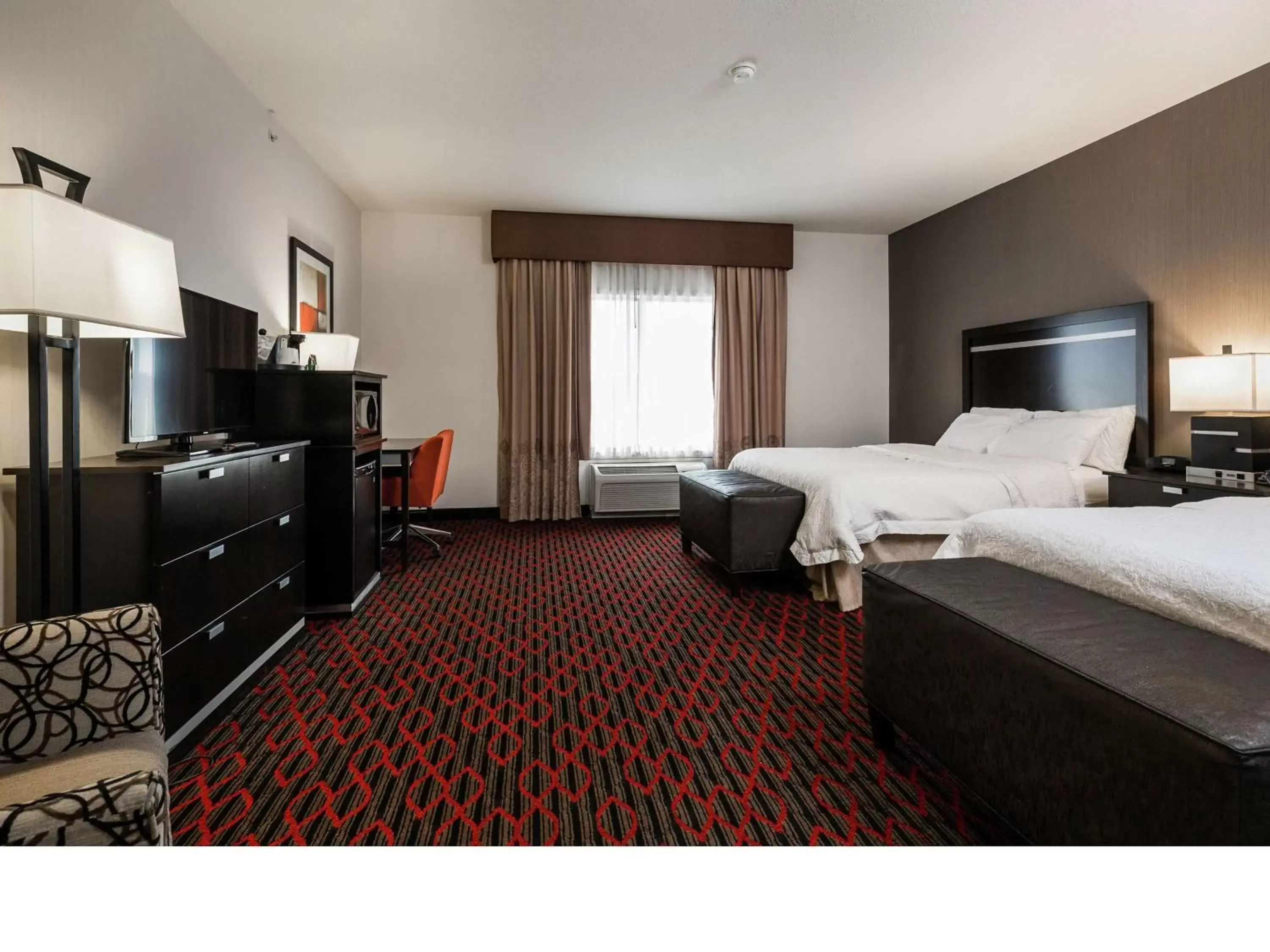 Bedroom, TV/Entertainment Center in Hampton Inn & Suites by Hilton Lethbridge