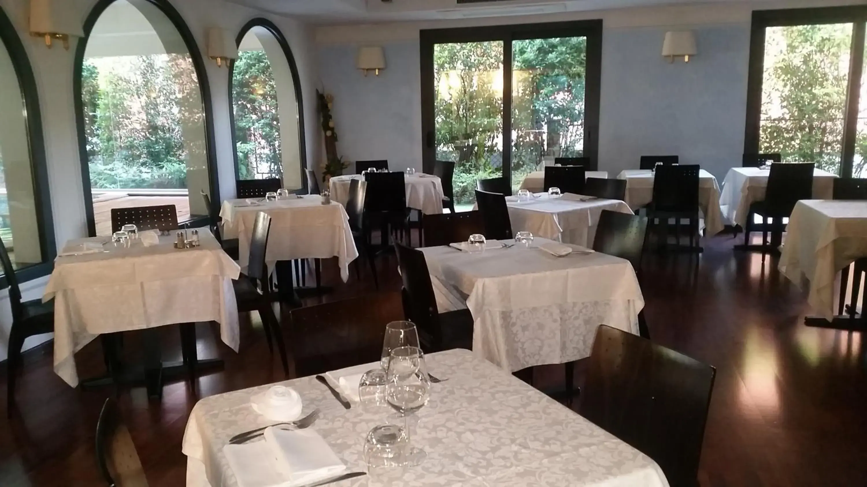 Restaurant/Places to Eat in Admiral Hotel Villa Erme
