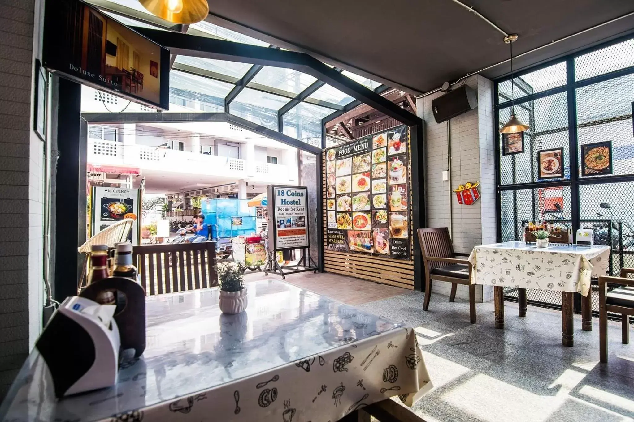 Restaurant/places to eat in 18 Coins Cafe & Hostel