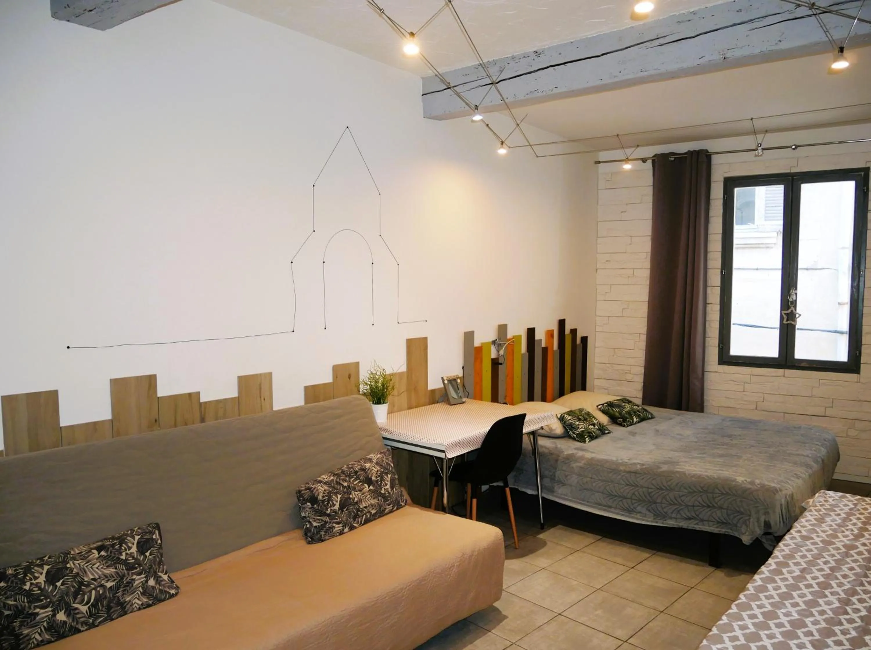 Bedroom, Bed in L'Oriflamme