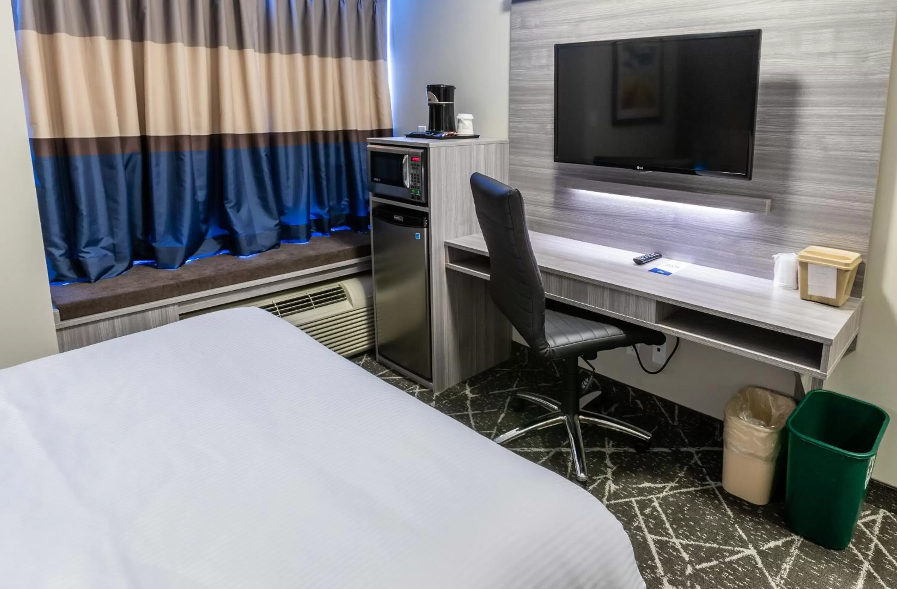 Bed, TV/Entertainment Center in Microtel Inn & Suites by Wyndham Lloydminster