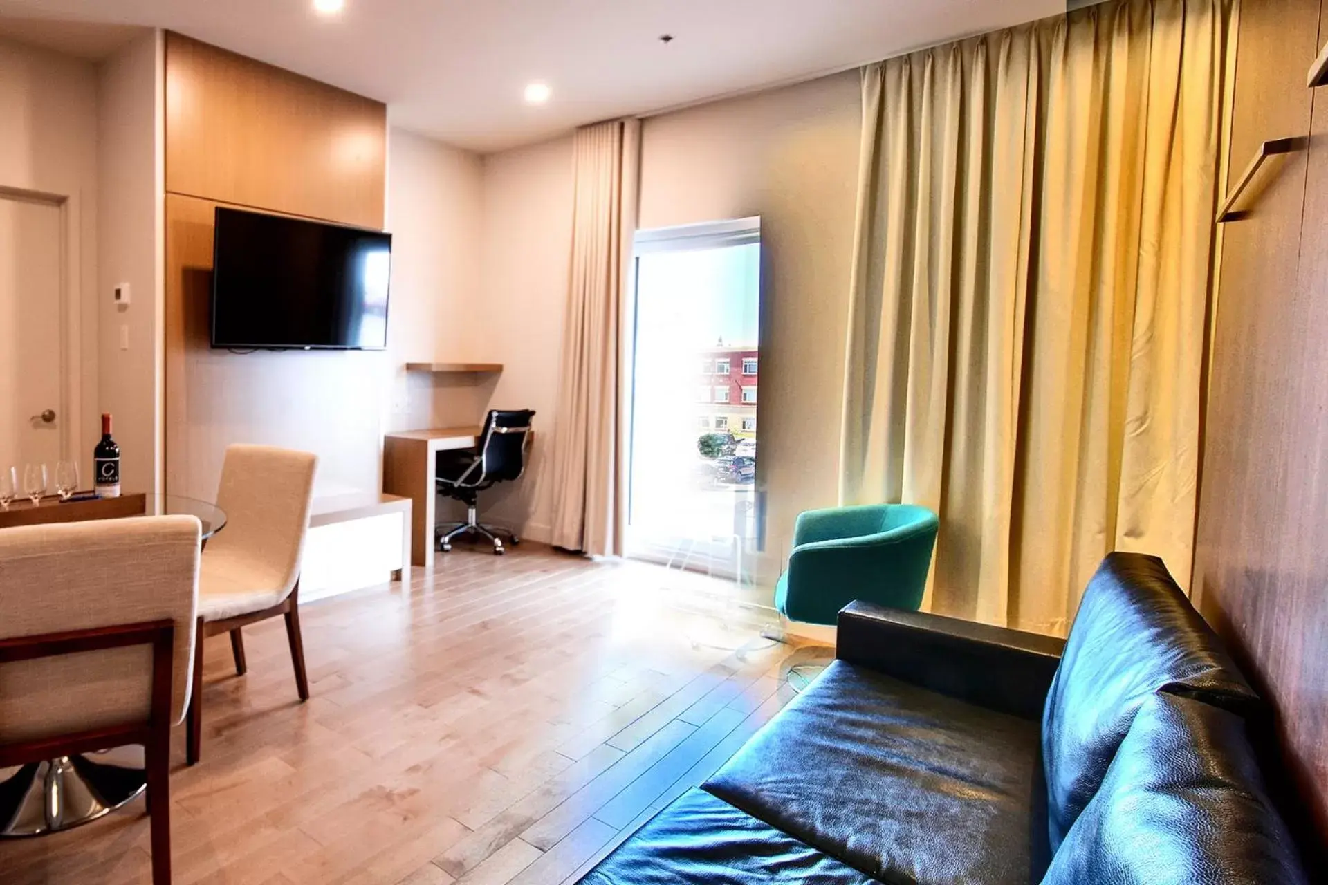 Studio with Kitchenette - One King Bed and Murphy Bed in Hôtel Le Navigateur Studio with Kitchenette - One King Bed and Murphy Bed in Hôtel Le Navigateur