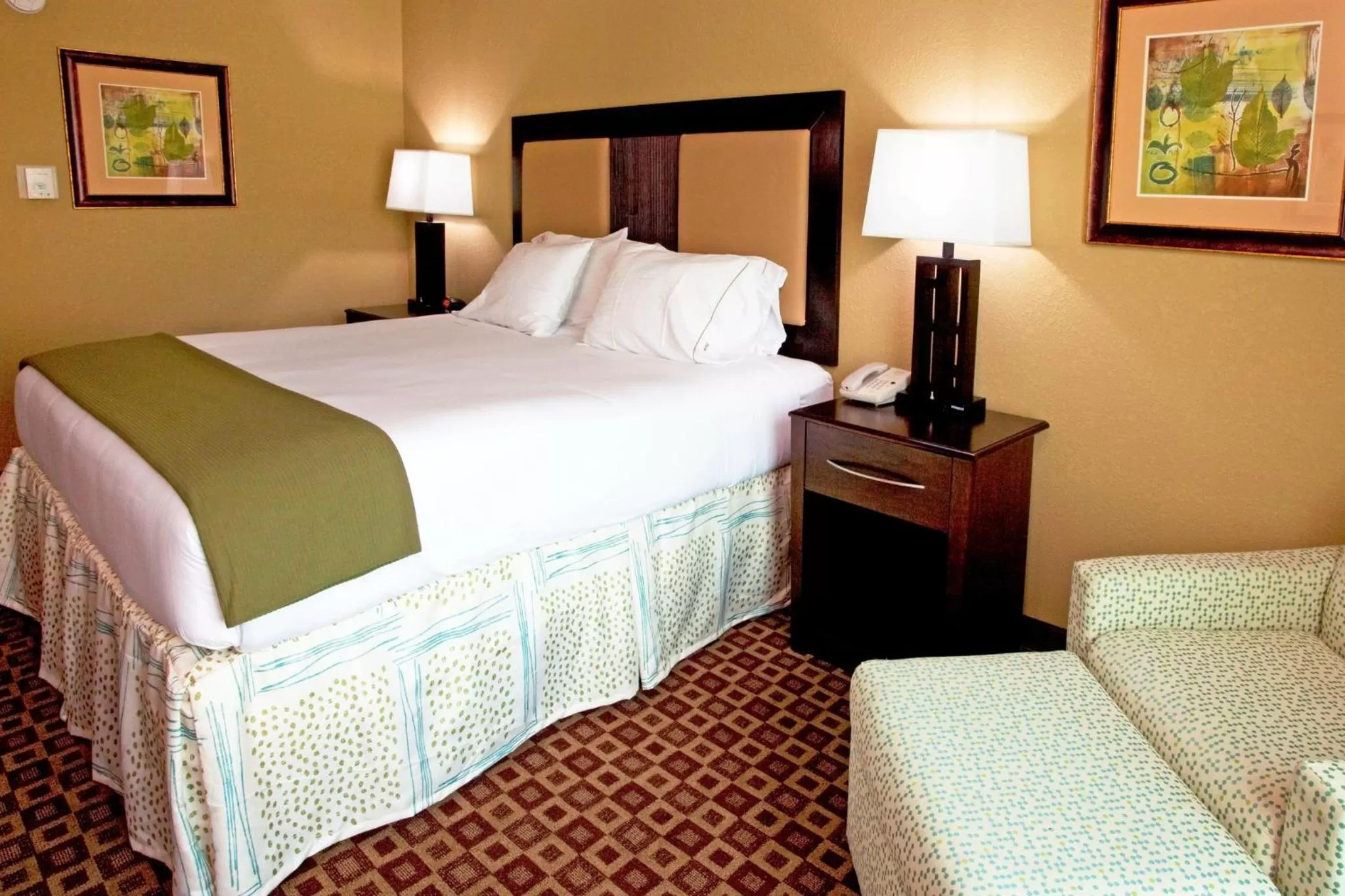 Photo of the whole room, Bed in Holiday Inn Express Hotel & Suites Chaffee - Jacksonville West by IHG