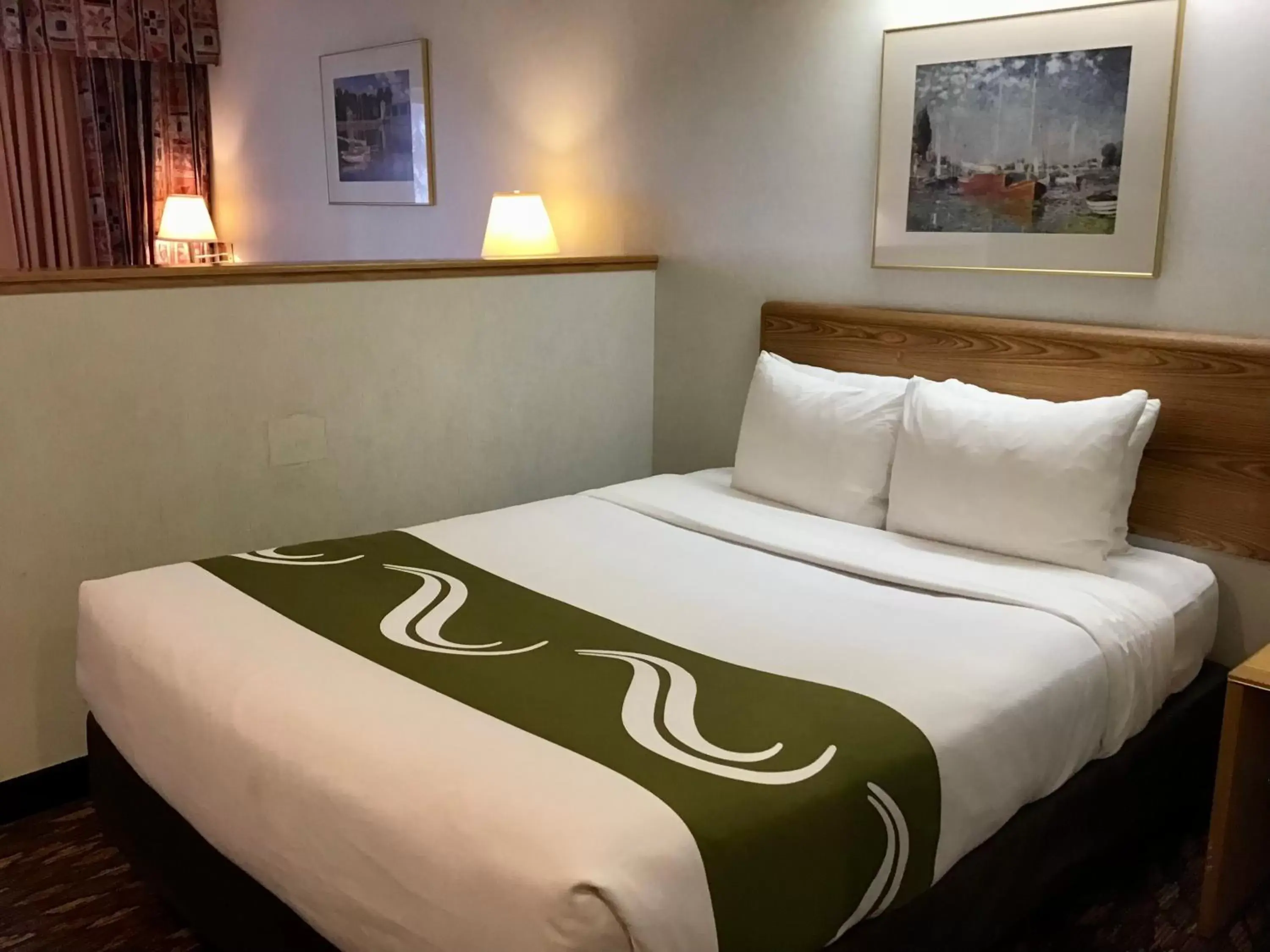 Bed in Quality Inn & Suites Wilsonville