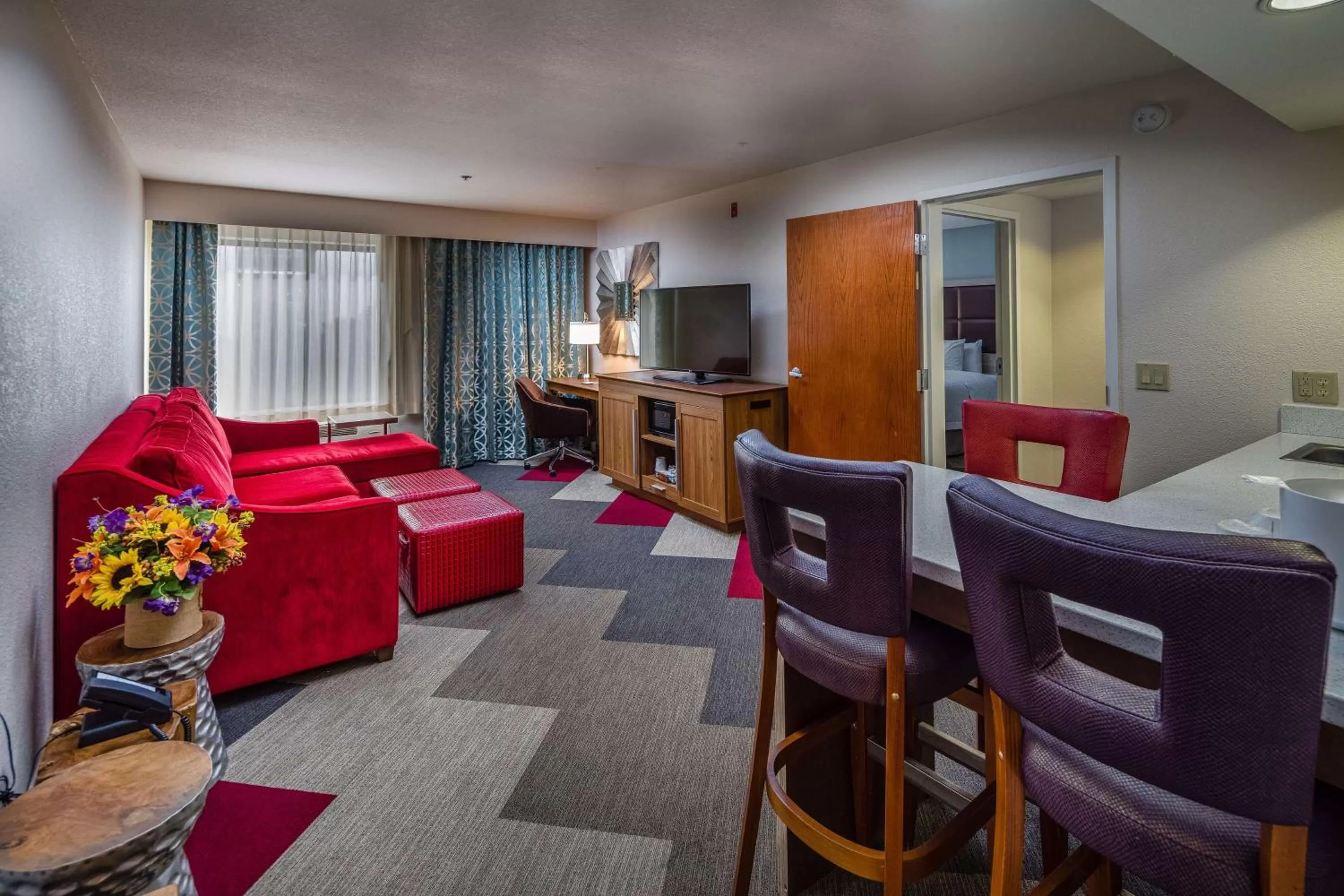 Living room in Hampton Inn San Francisco Airport