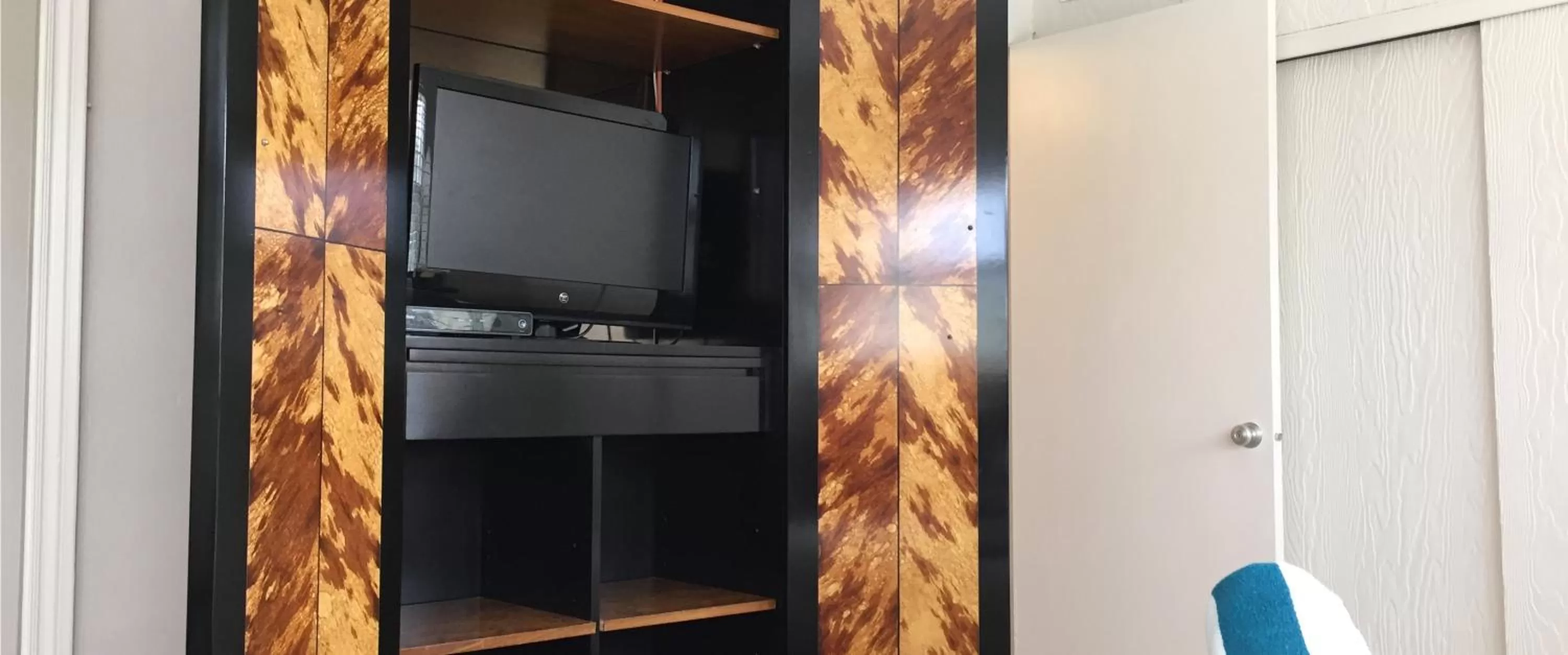 TV and multimedia in Manhattan Tower Apartment Hotel