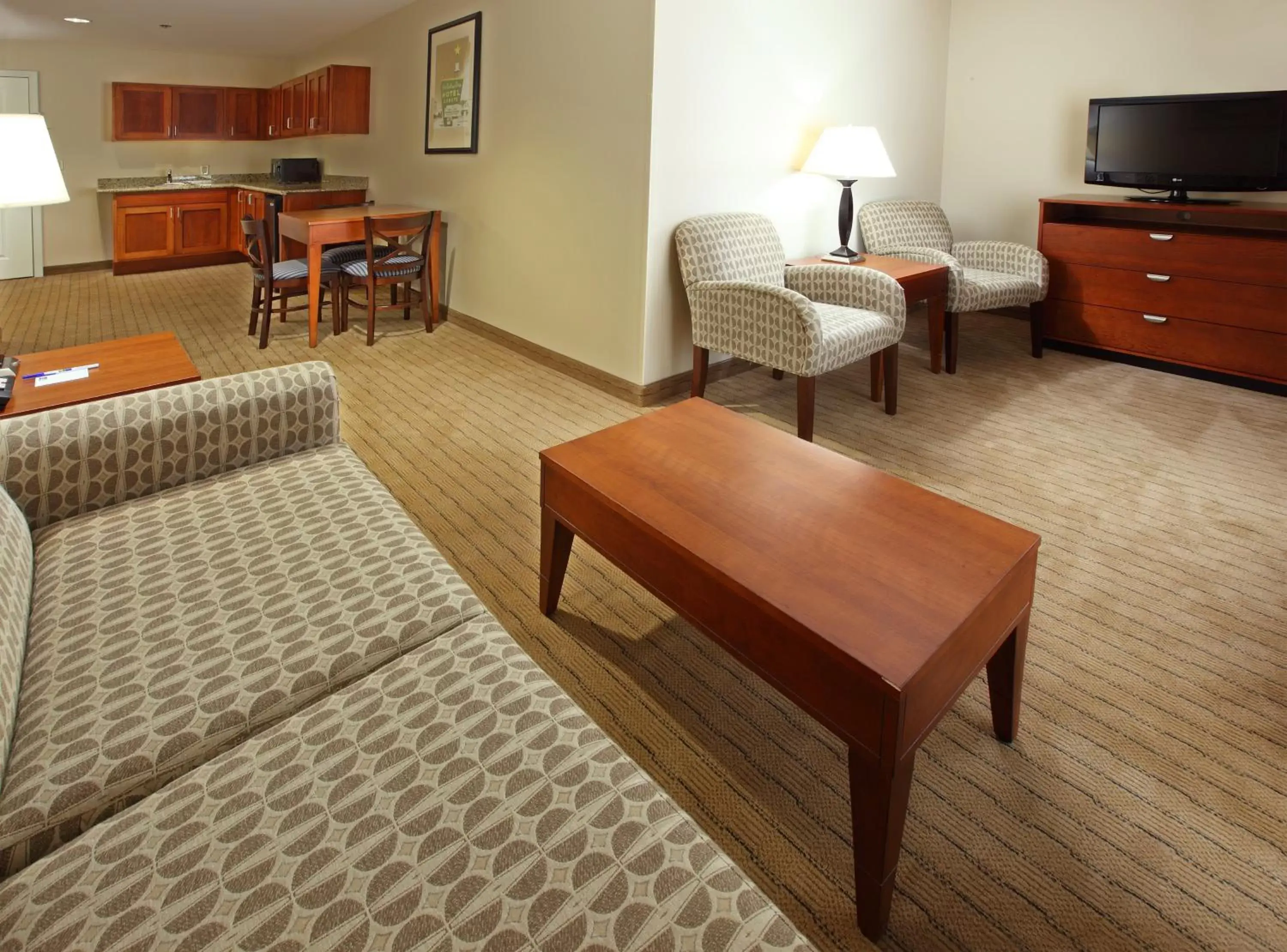 Bedroom, Seating Area in Holiday Inn Express & Suites Searcy, an IHG Hotel