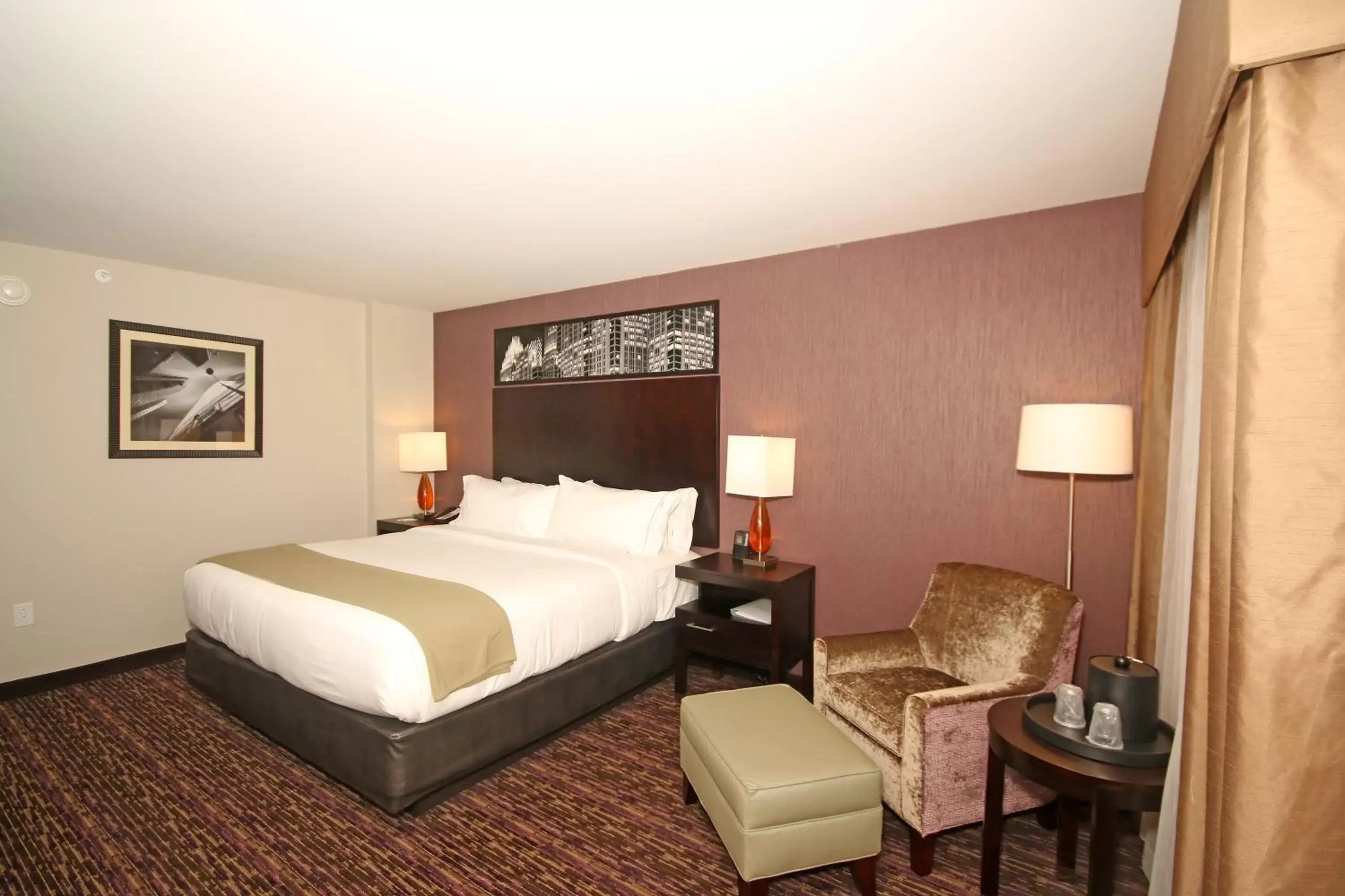 Photo of the whole room, Bed in Holiday Inn Express & Suites Charlotte North, an IHG Hotel