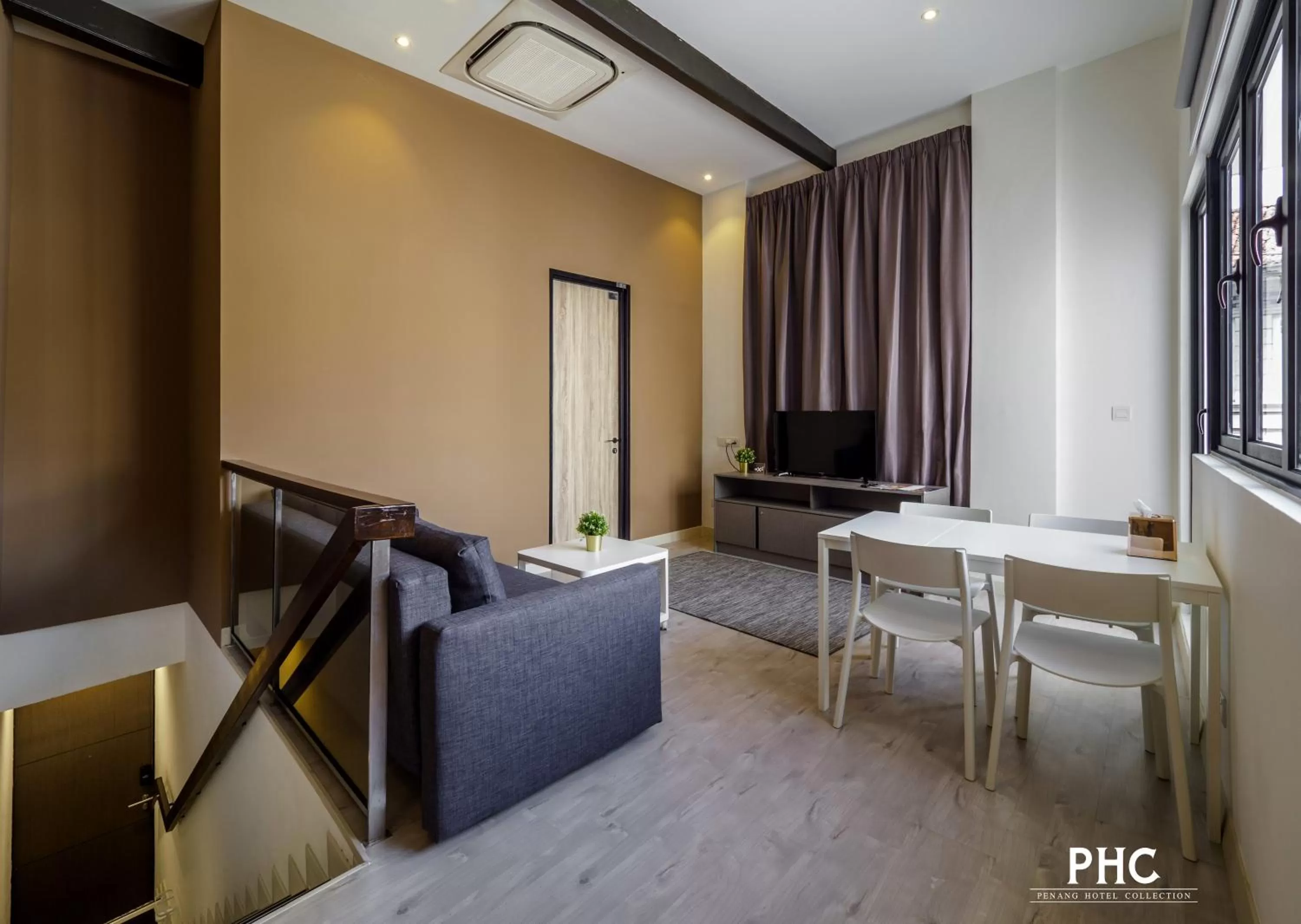 Seating area in Hutton Central Hotel Managed by The Ascott Limited