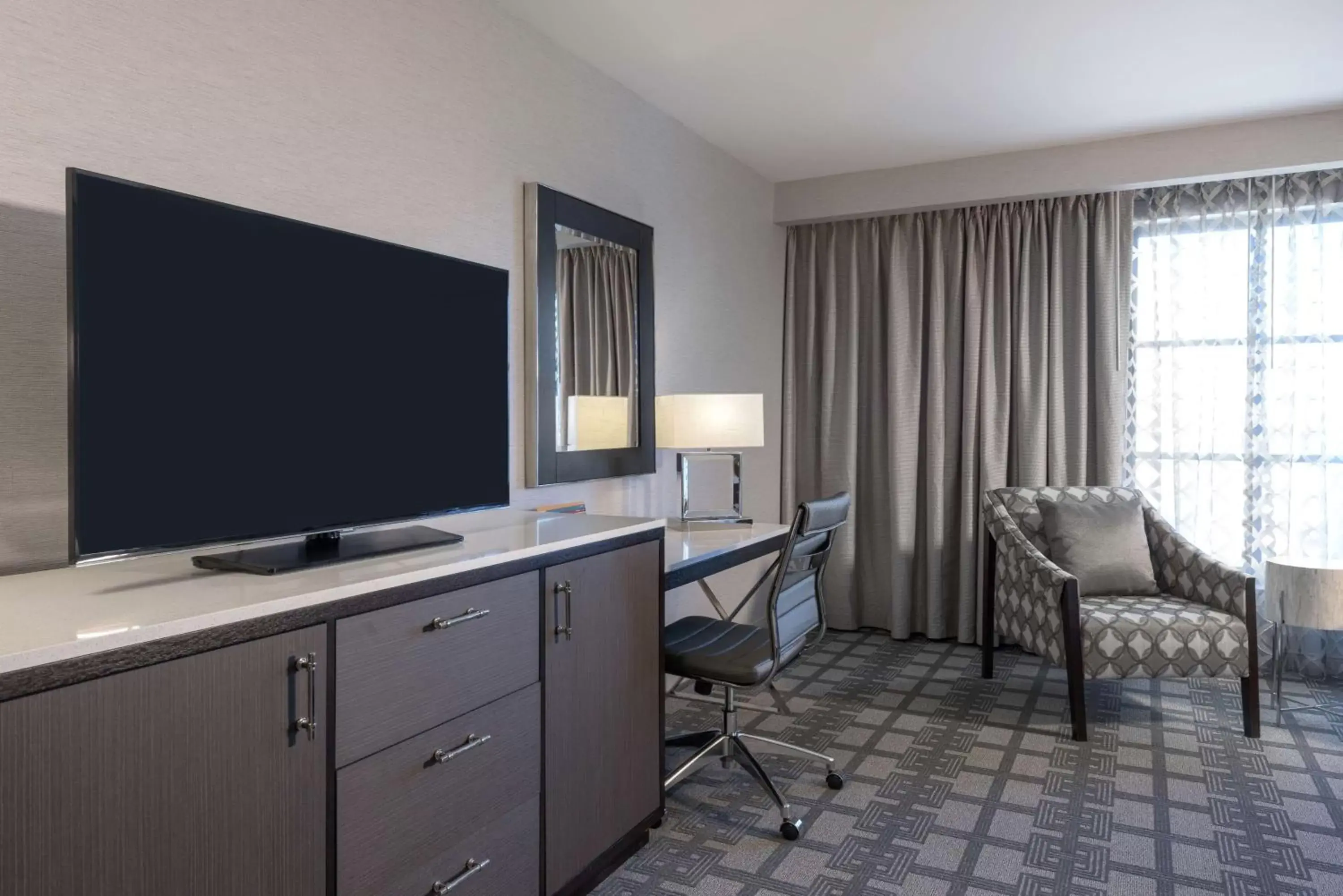 Bed, TV/Entertainment Center in Hilton Garden Inn Portsmouth Downtown