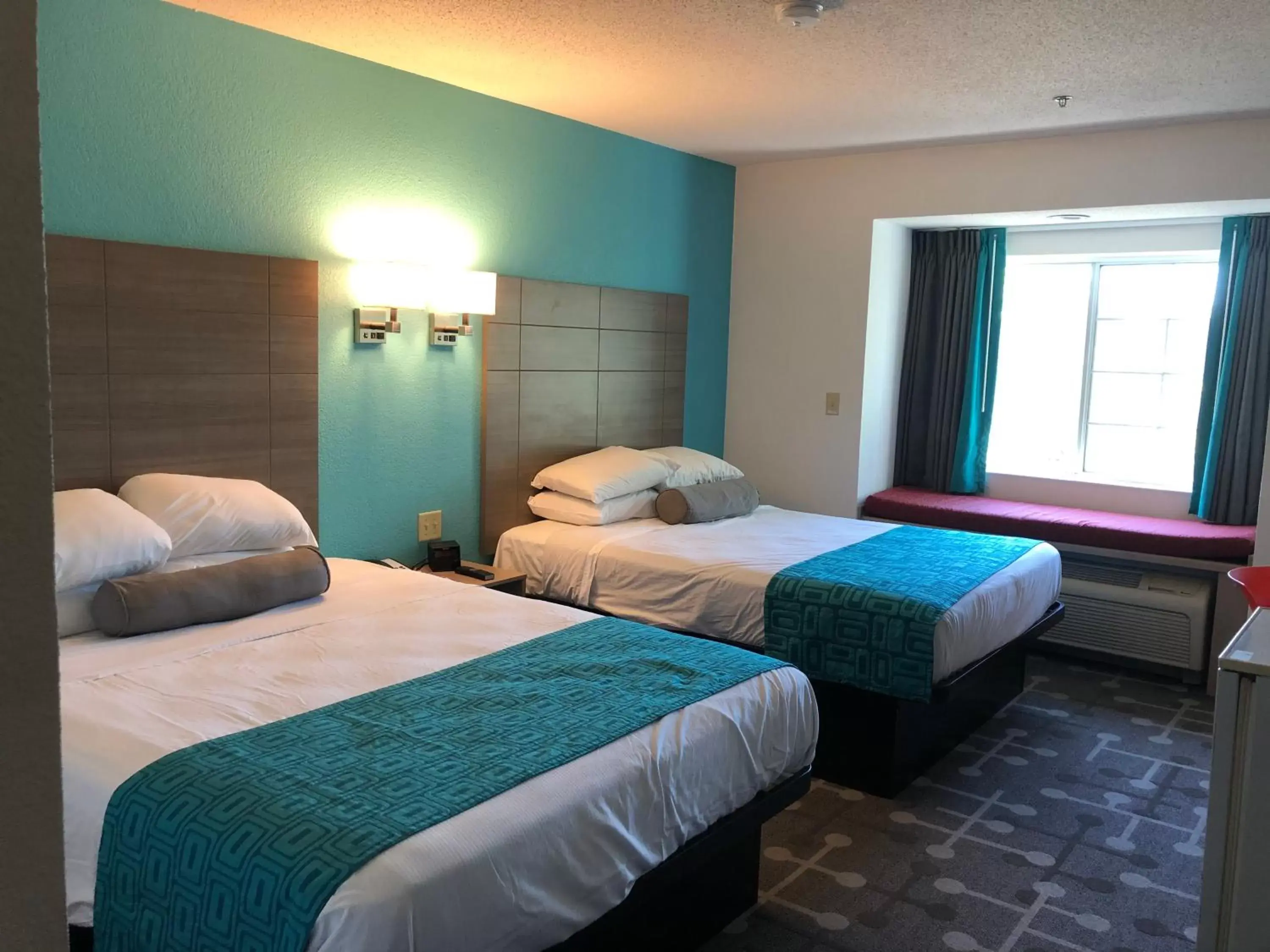 Bed in Howard Johnson by Wyndham Elk Grove Village - Chicago O'Hare