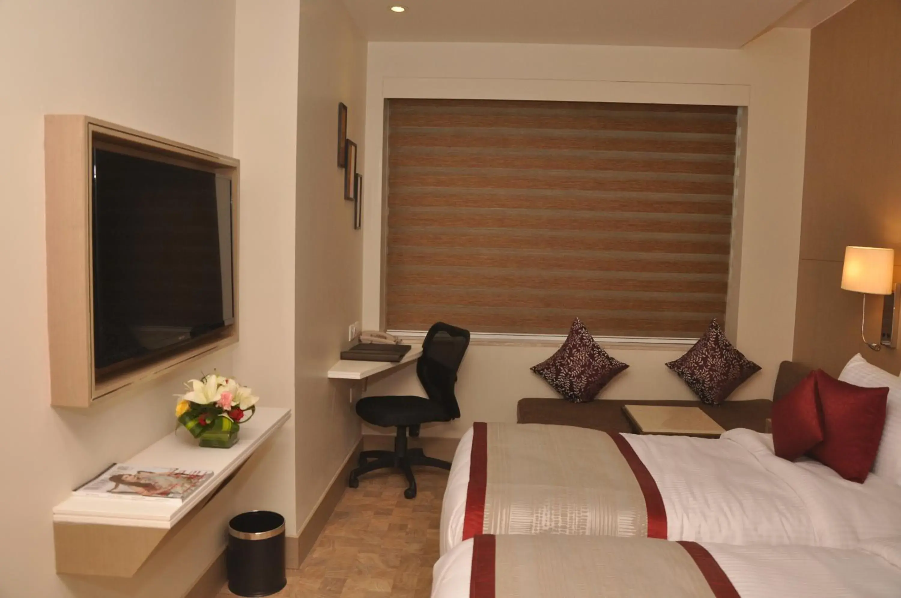 Photo of the whole room, Bed in Days Hotel Jaipur Tonk Road