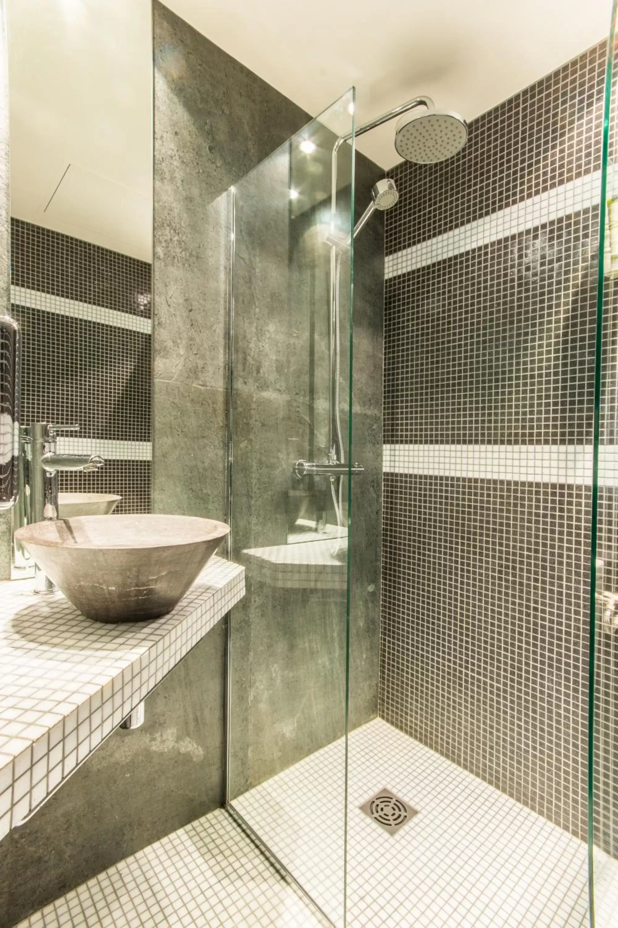 Shower, Bathroom in Hotel Moulin Plaza