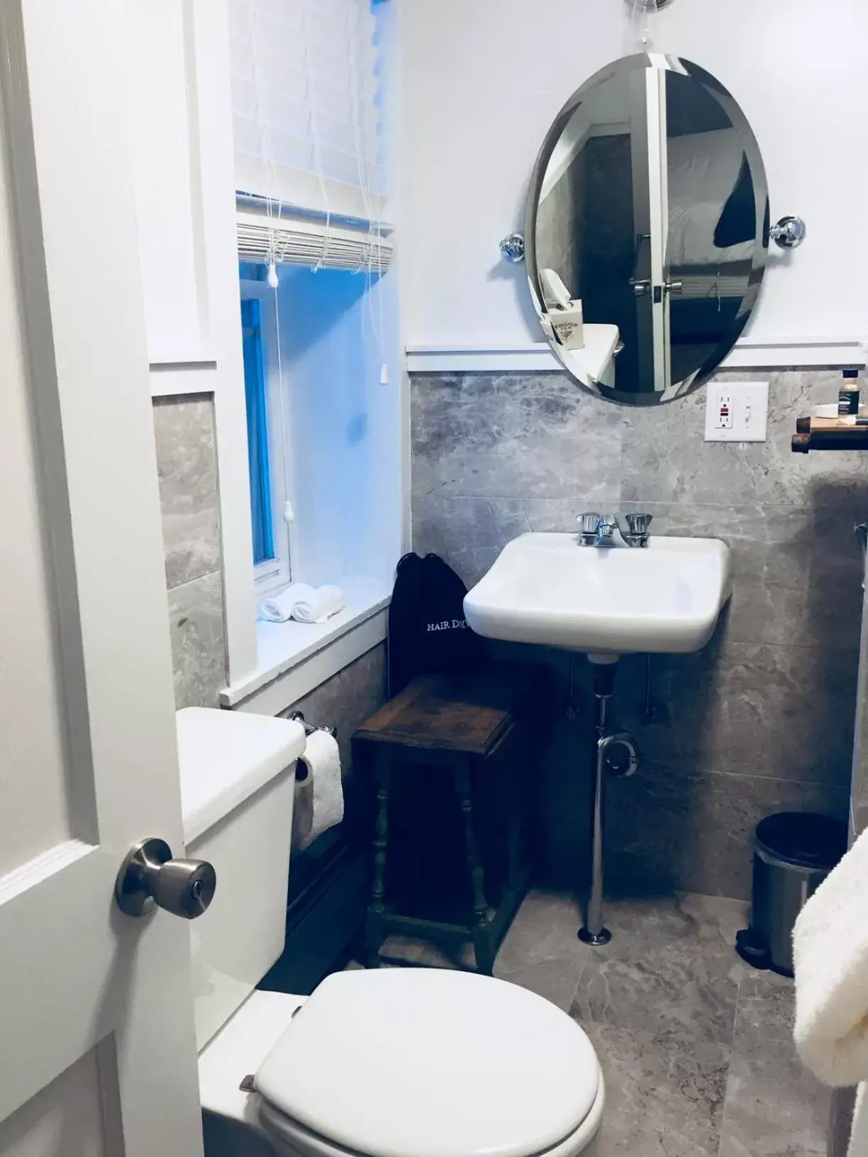 Queen Room in The Nutmeg Vermont Queen Room in The Nutmeg Vermont