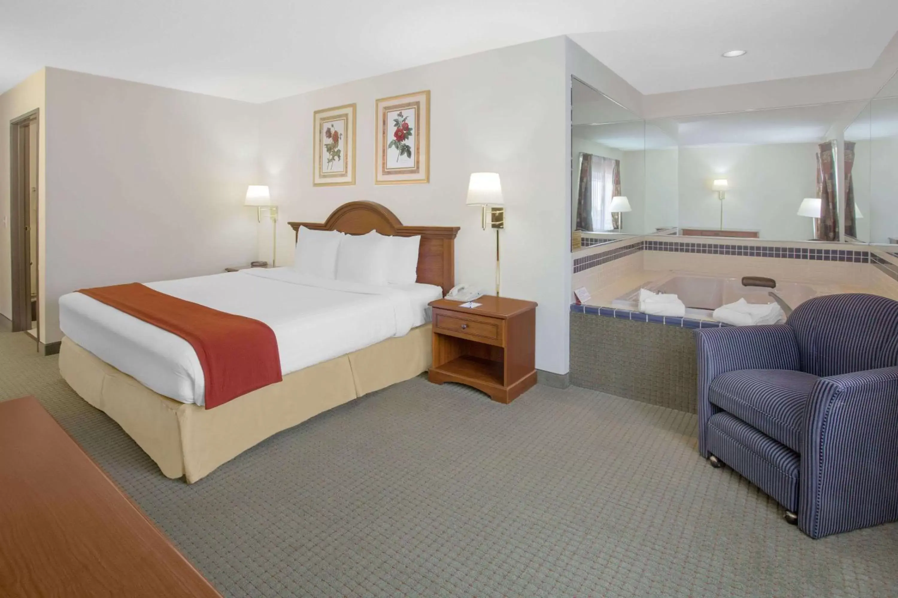 Photo of the whole room, Bed in Baymont by Wyndham Freeport