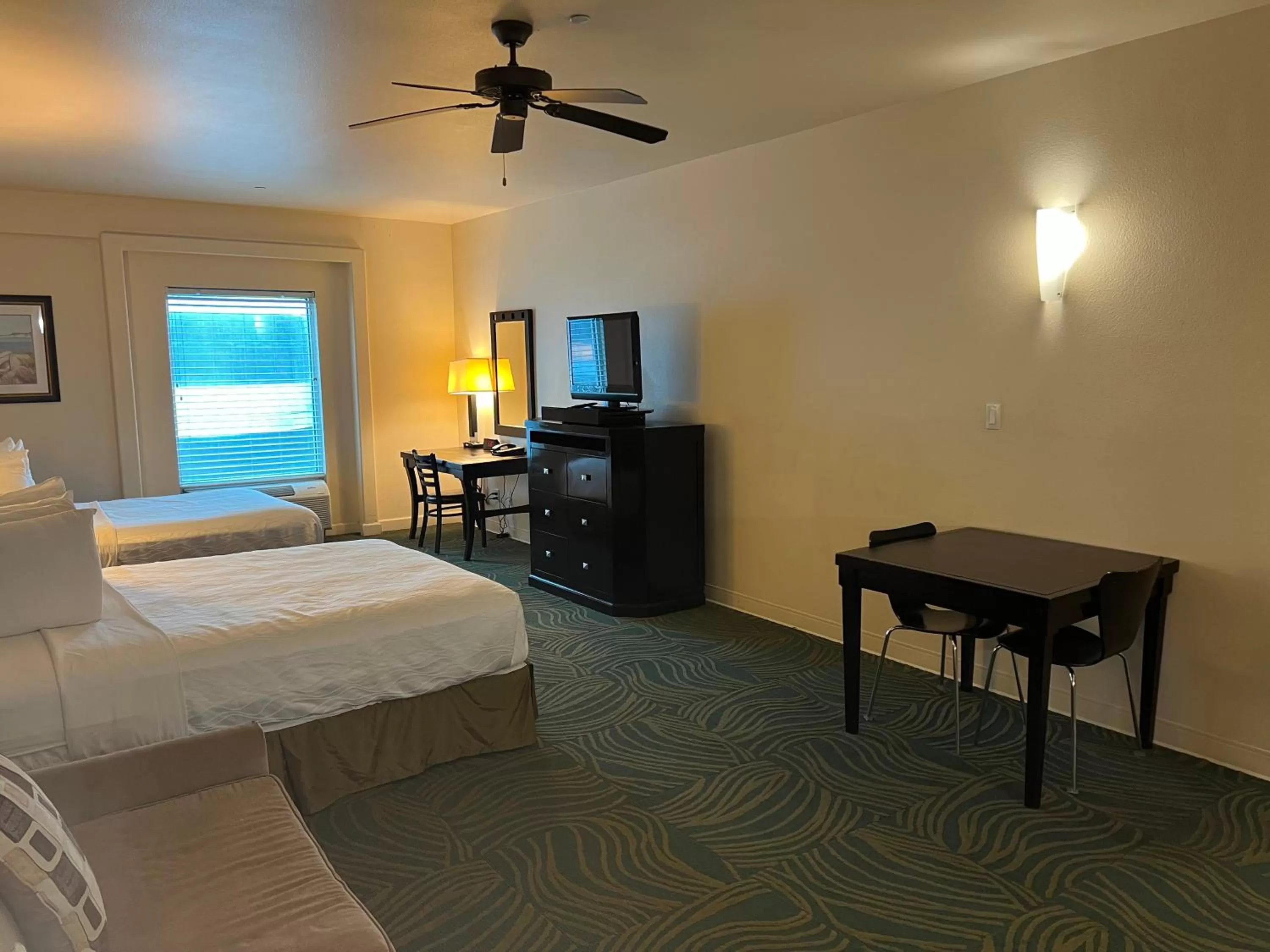 TV and multimedia, Bed in Sunchase Inn & Suites