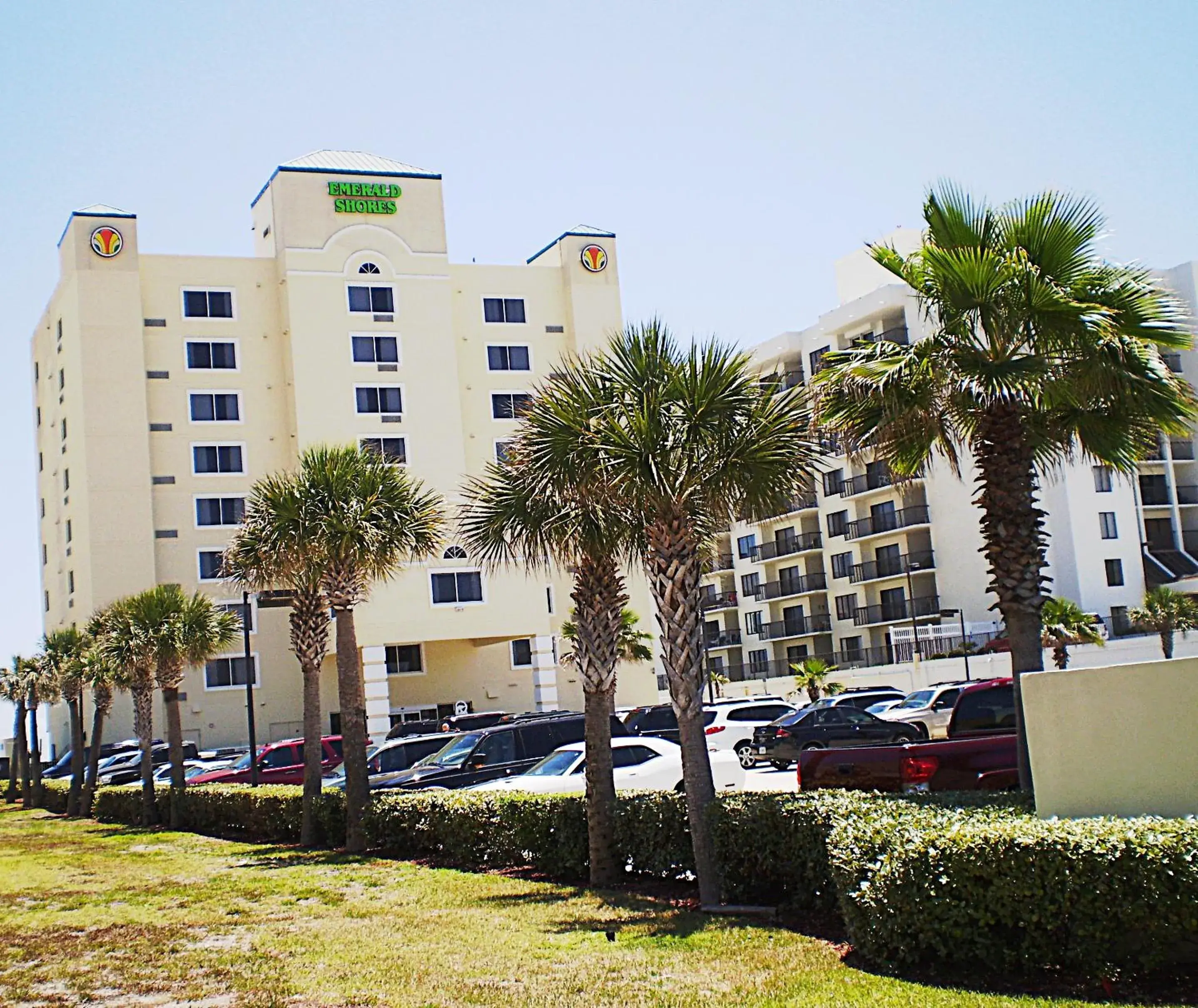 Facade/entrance, Property Building in Emerald Shores Hotel - Daytona Beach