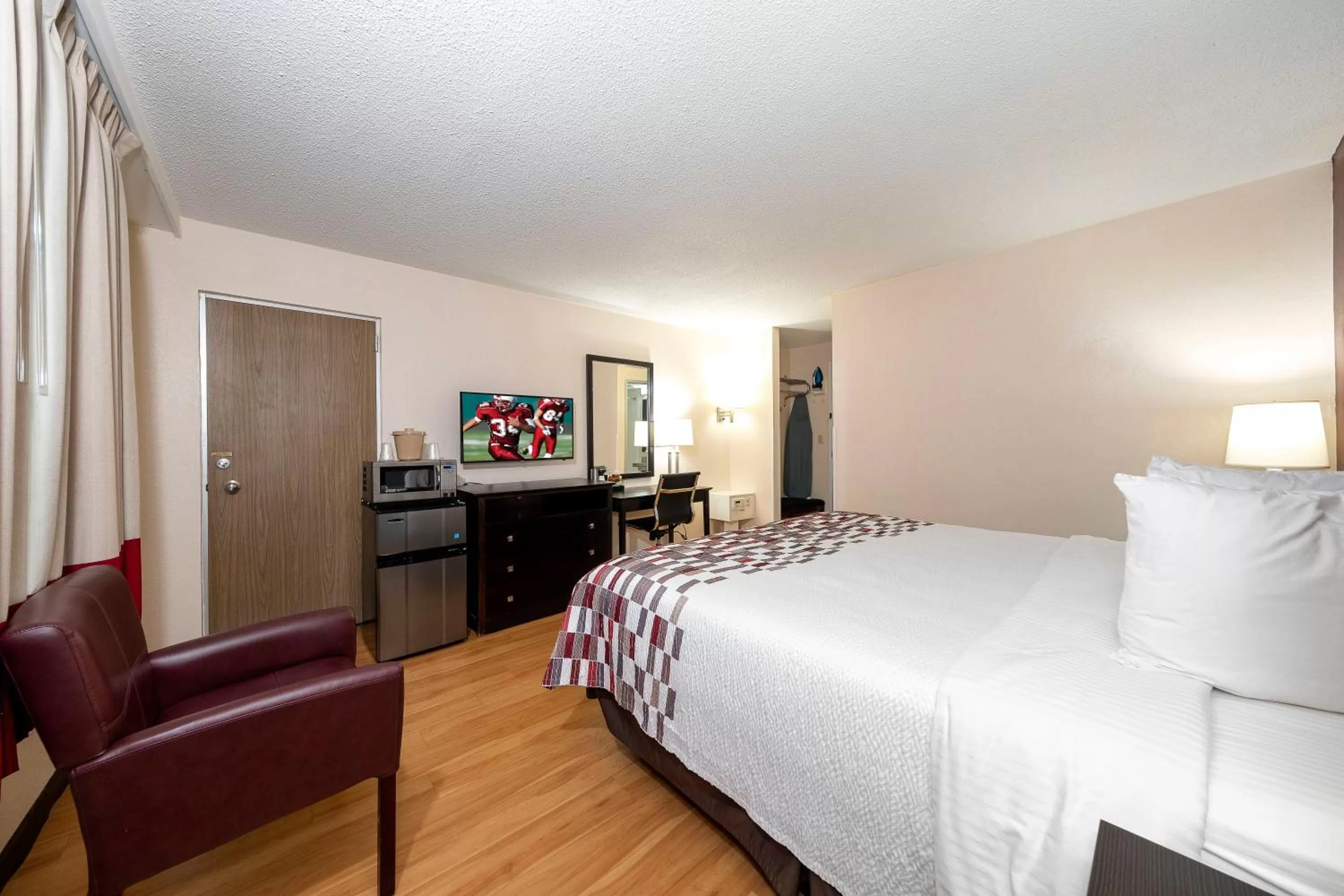 Bedroom, Bed in Red Roof Inn Lumberton