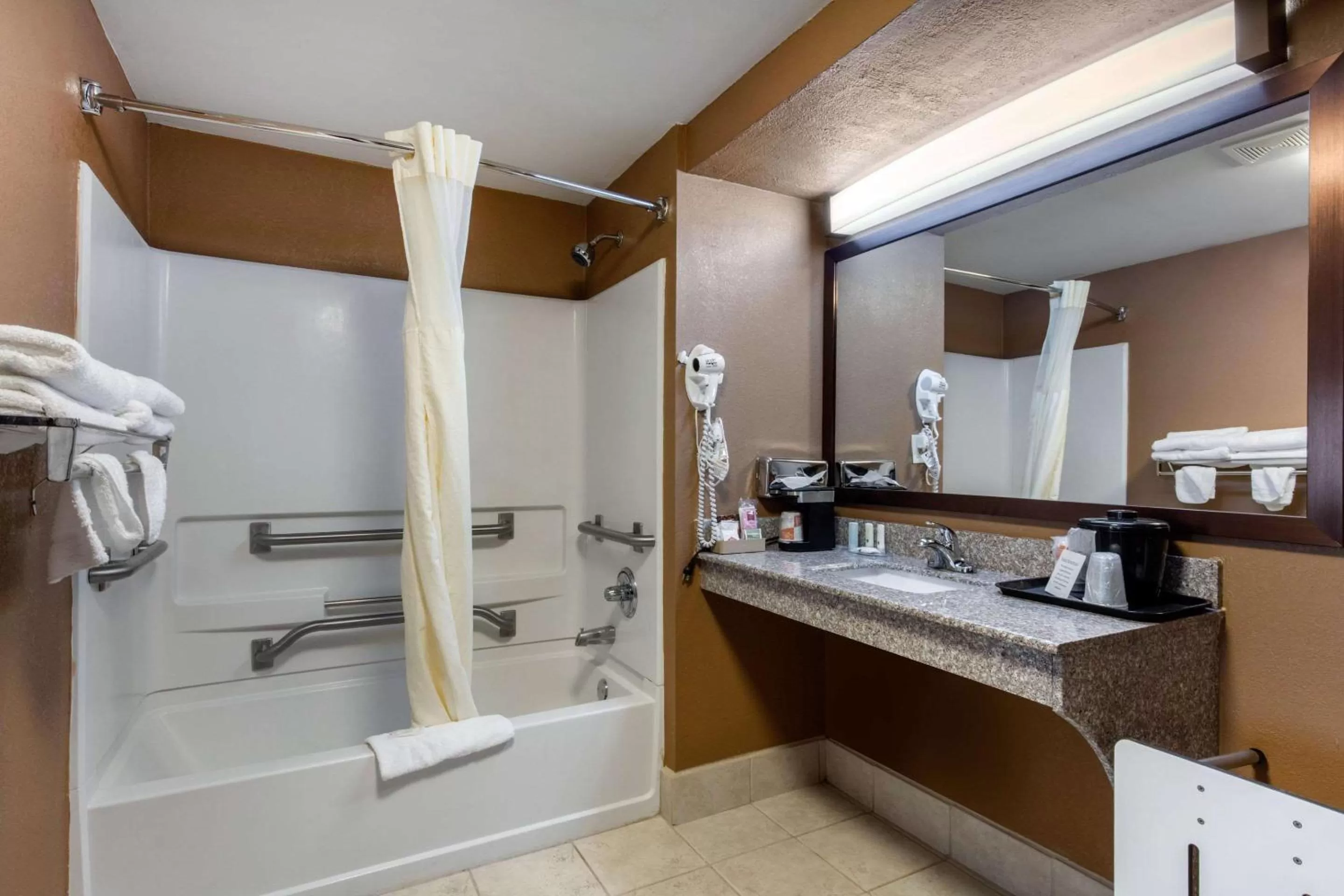 Photo of the whole room in Quality Inn Kingston Springs