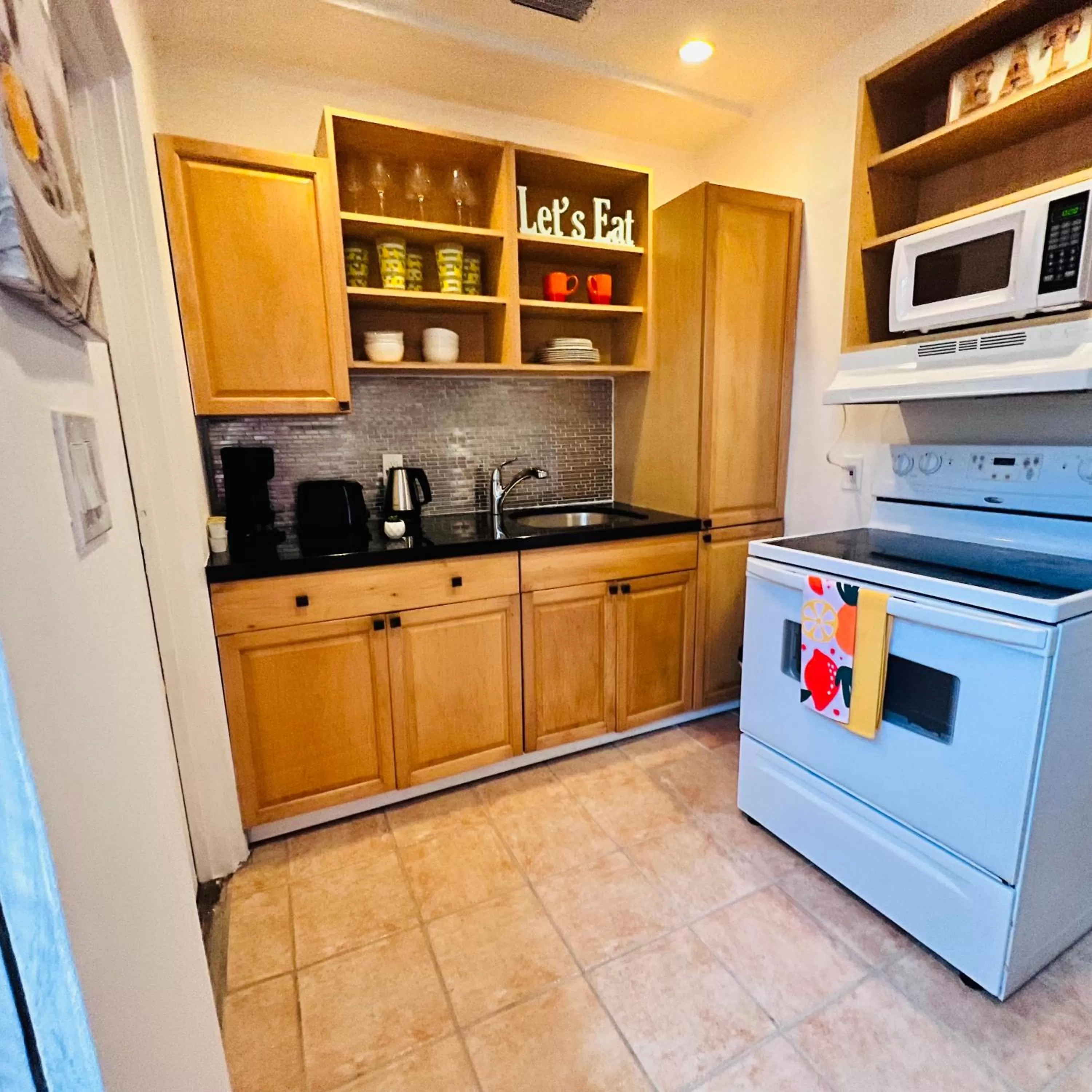 Kitchen or kitchenette in CocoBay 2BR Condos Near Beach, Galleria Mall, Wilton Manors, Cruise Port