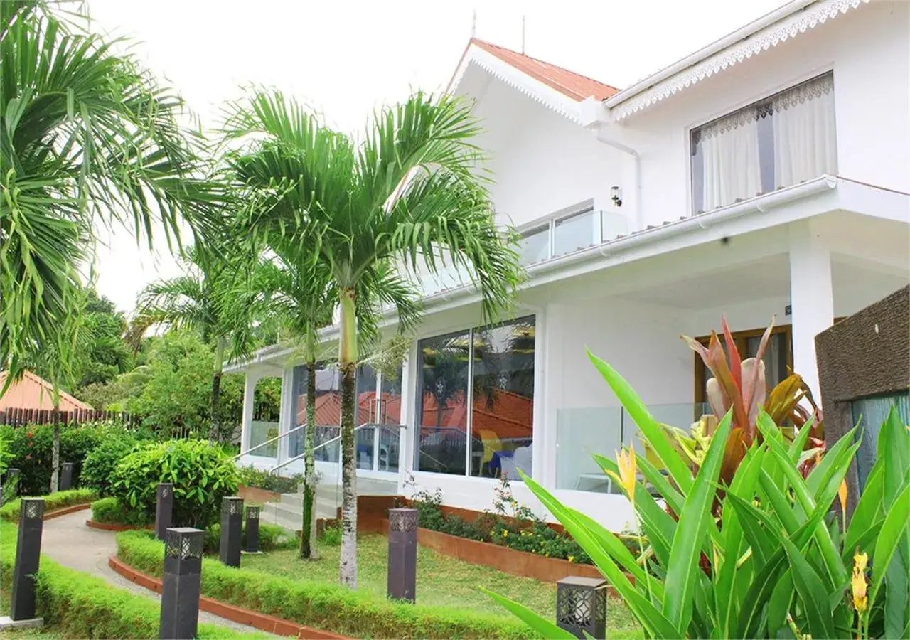 Property Building in Le Relax Hotel and Restaurant