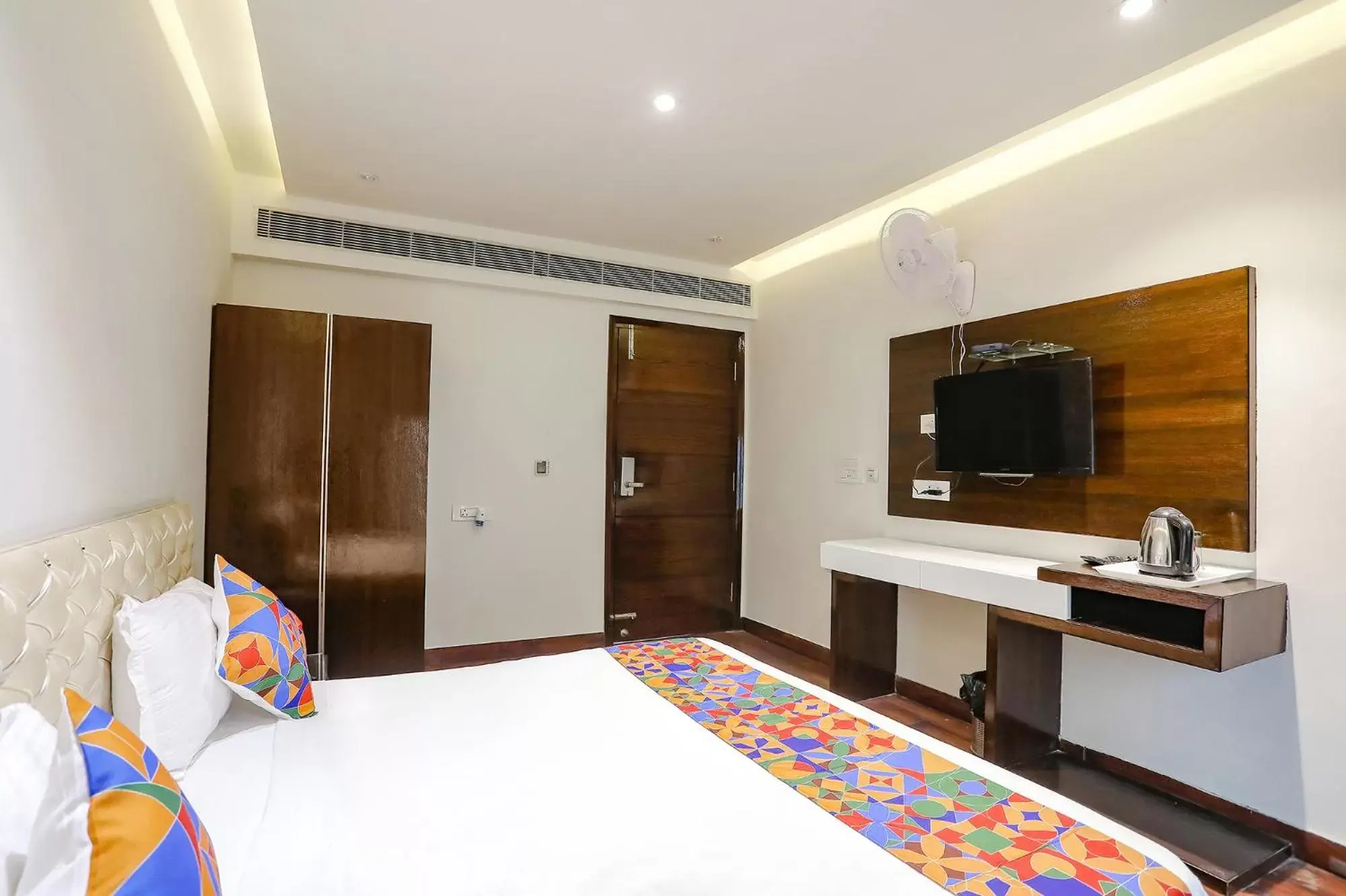 Communal lounge/ TV room, Bed in FabHotel Grand Stay Communal lounge/ TV room, Bed in FabHotel Grand Stay