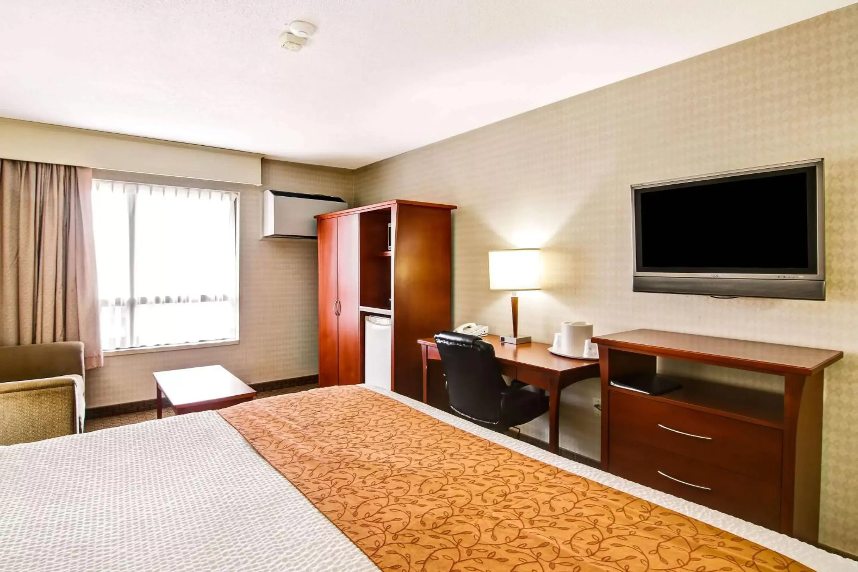 Photo of the whole room, TV/Entertainment Center in Quality Inn - Kitchener