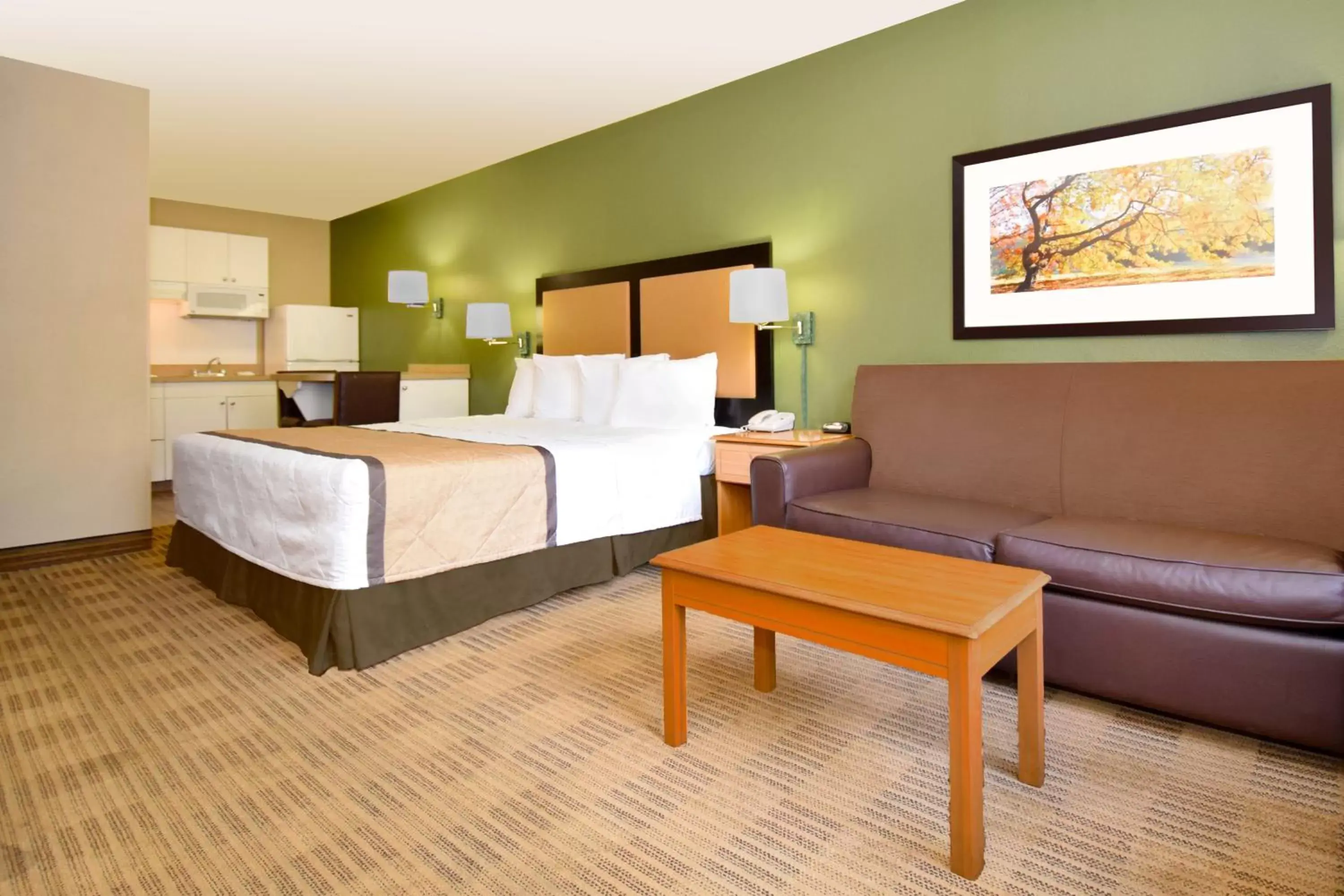 Kitchen or kitchenette, Bed in Extended Stay America Suites - San Ramon - Bishop Ranch - West