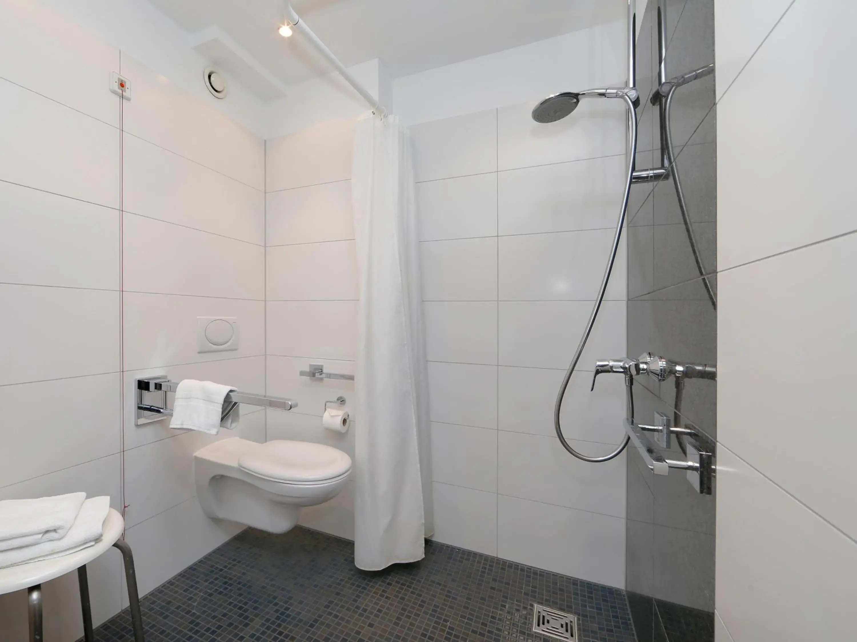 Bathroom in B&B Hotel Berlin-Dreilinden