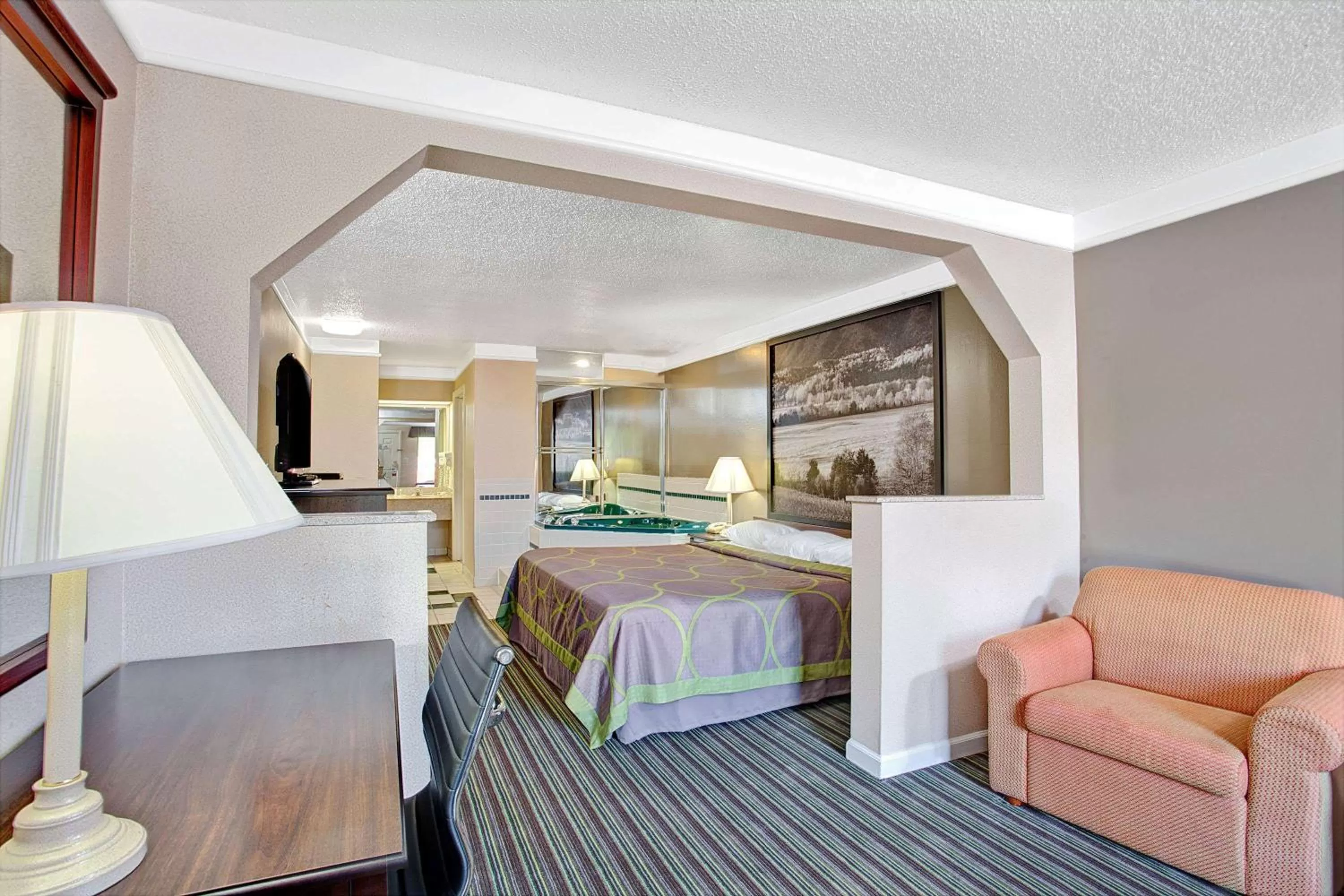 Photo of the whole room, Bed in Super 8 by Wyndham Knoxville East