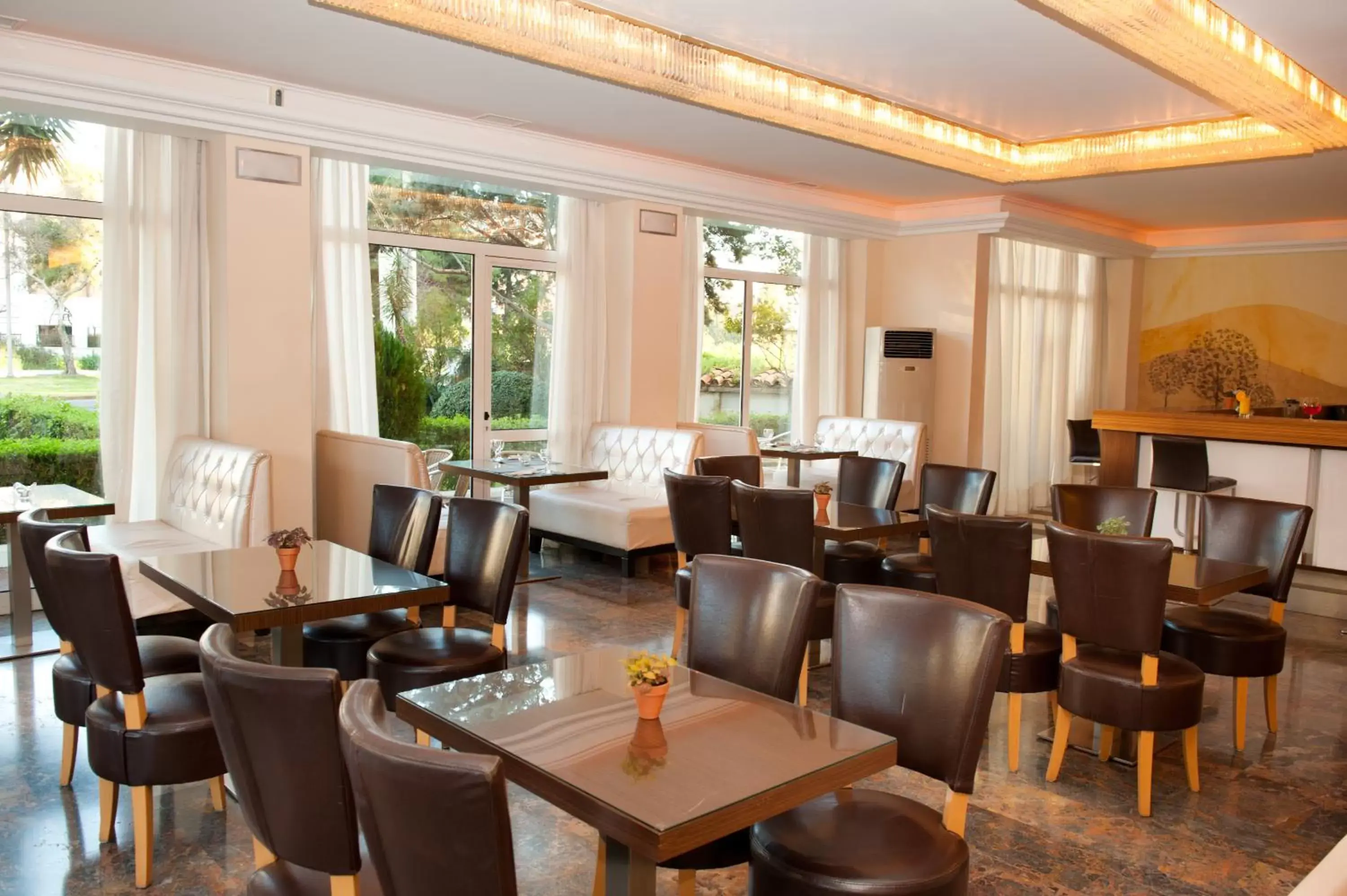 Restaurant/Places to Eat in Hotel London