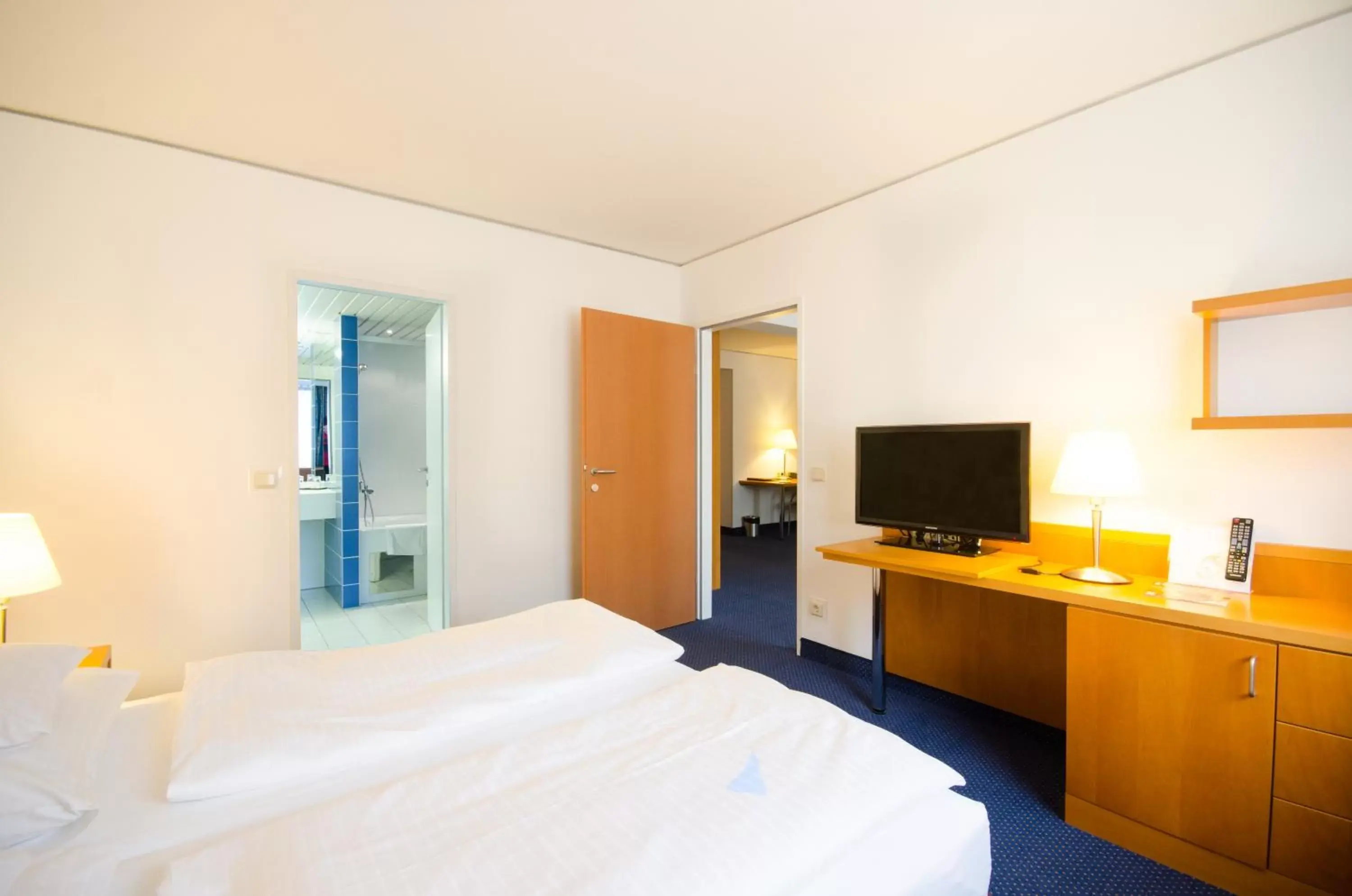 Bathroom, Bed in Hotel & Palais Strudlhof