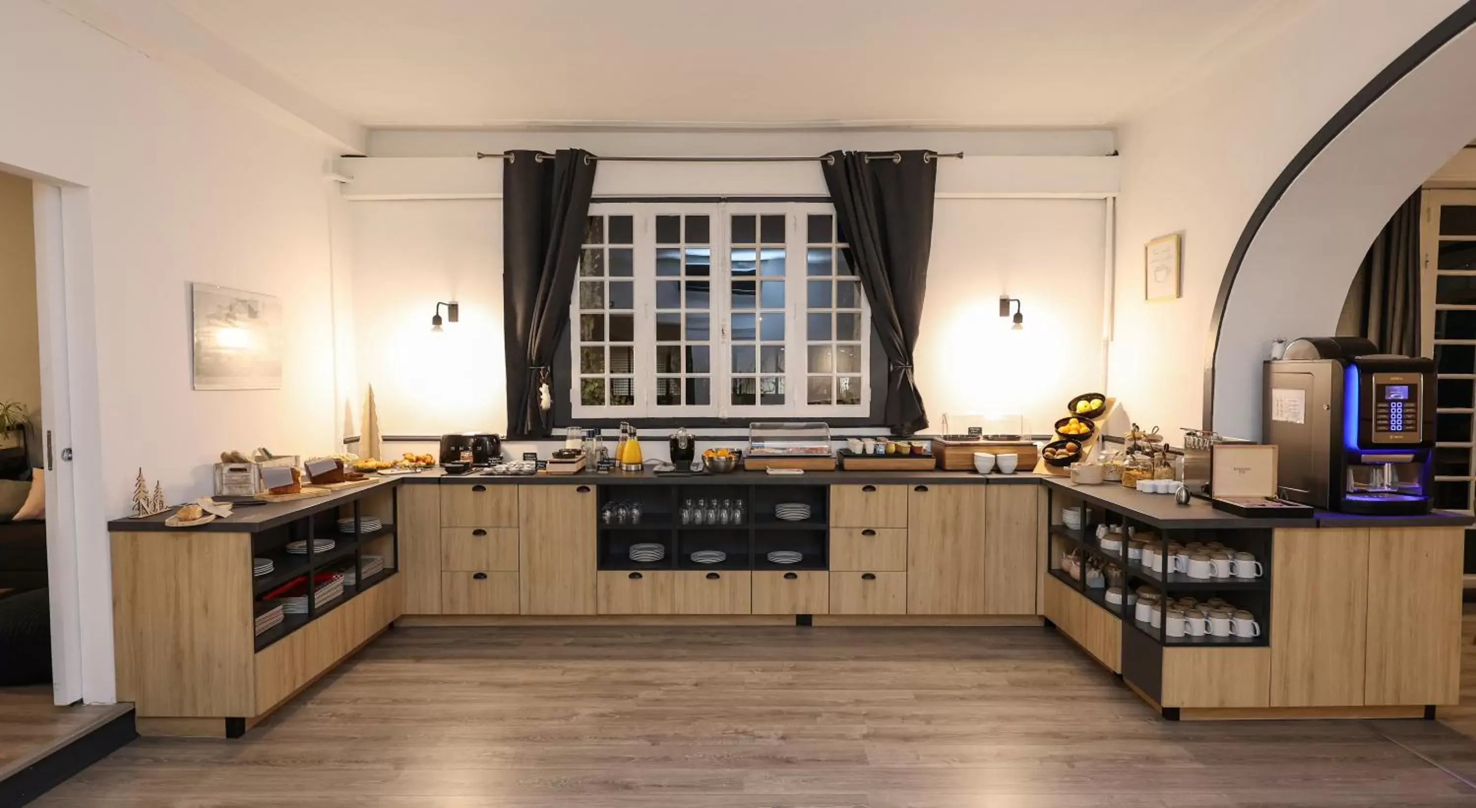 Breakfast, Kitchen/Kitchenette in Hôtel La Réserve de Brive