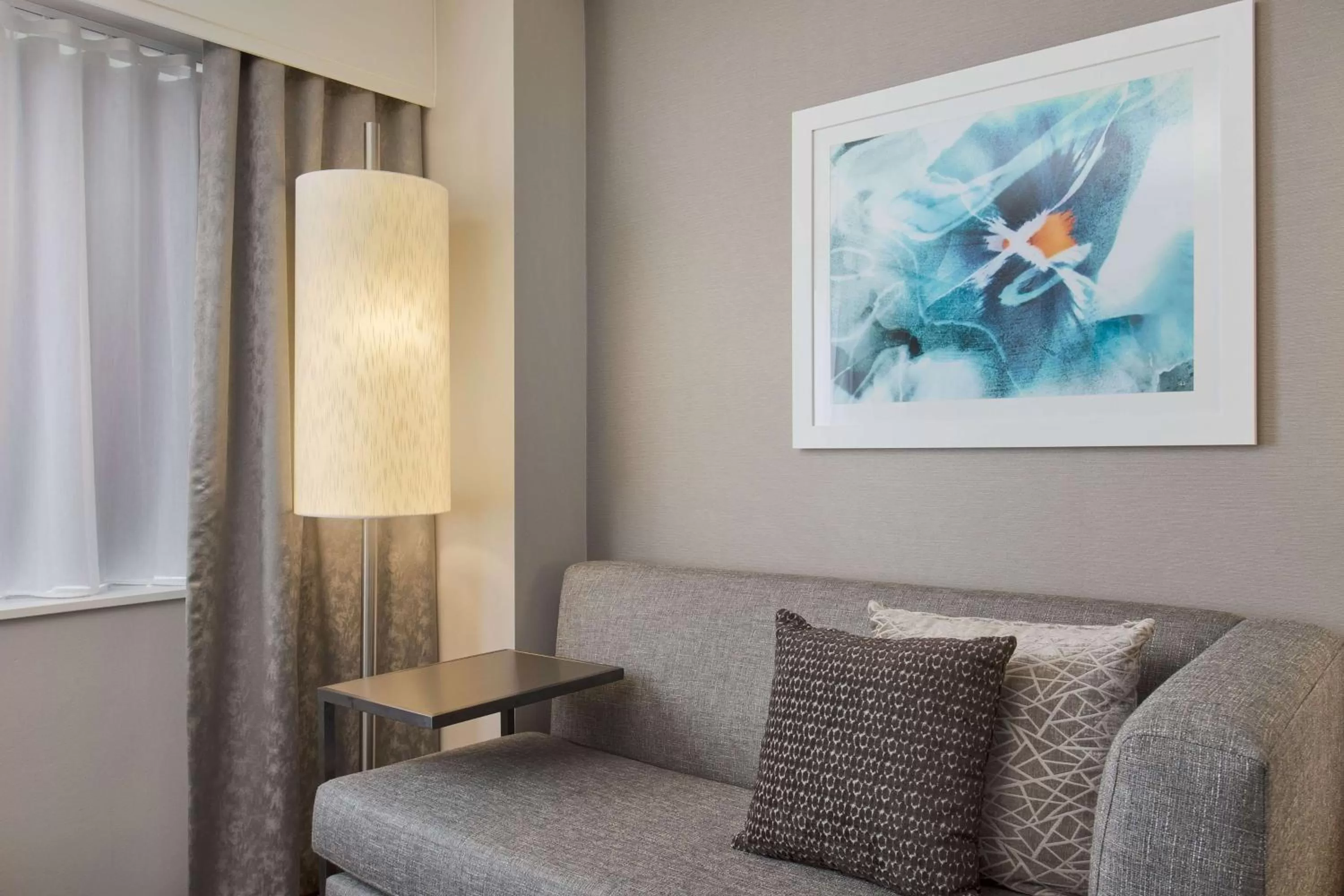 Living room in DoubleTree by Hilton Los Angeles Norwalk