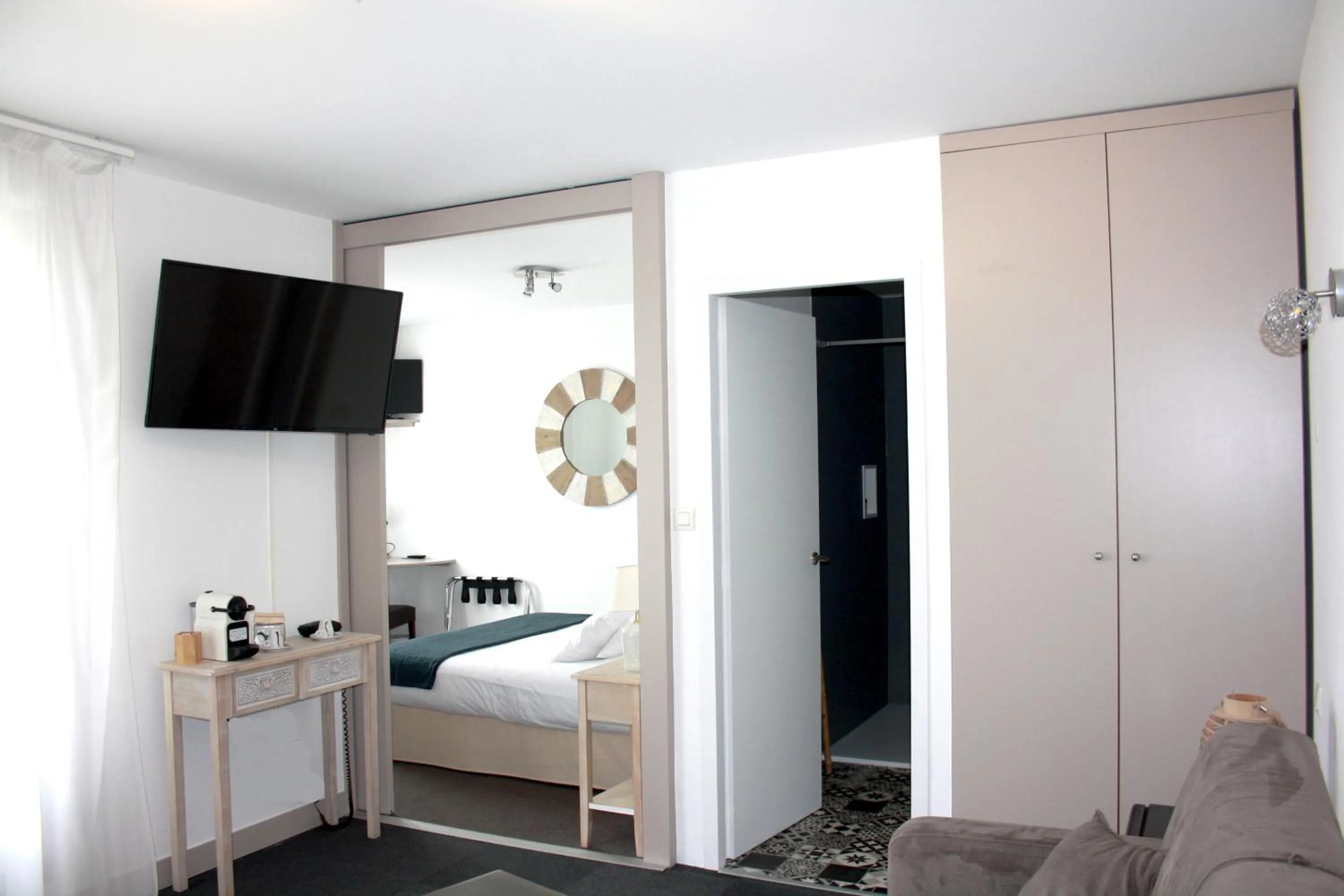 TV and multimedia, Bed in Logis Hôtel Sea View