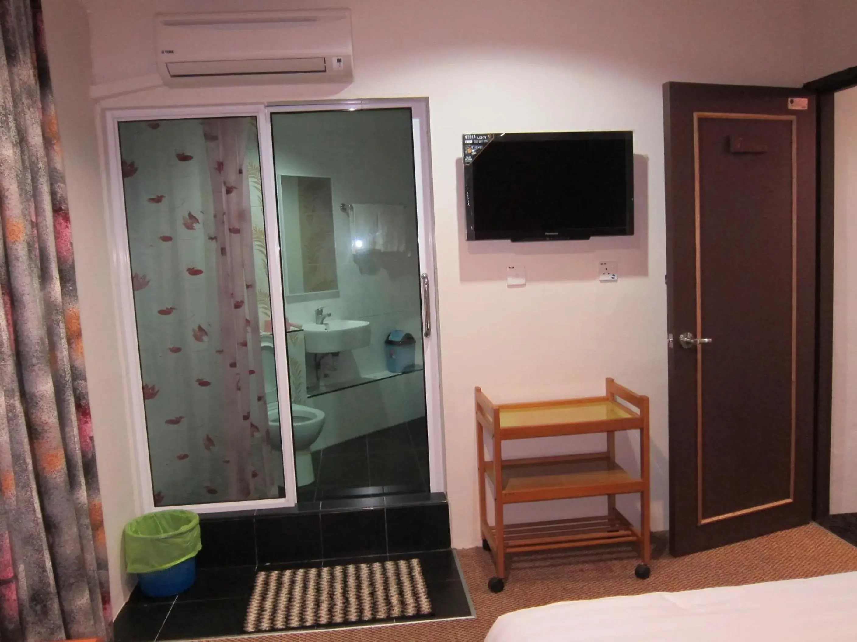 Bathroom in Oriental Inn Bathroom in Oriental Inn