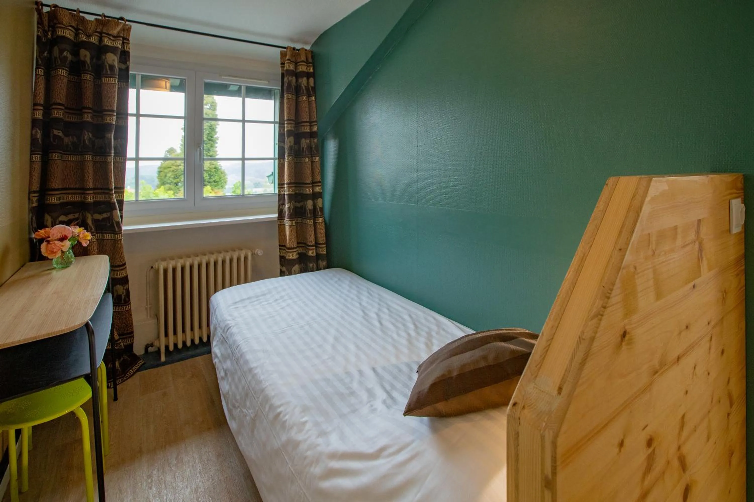 Bed in Hostellerie du Parc