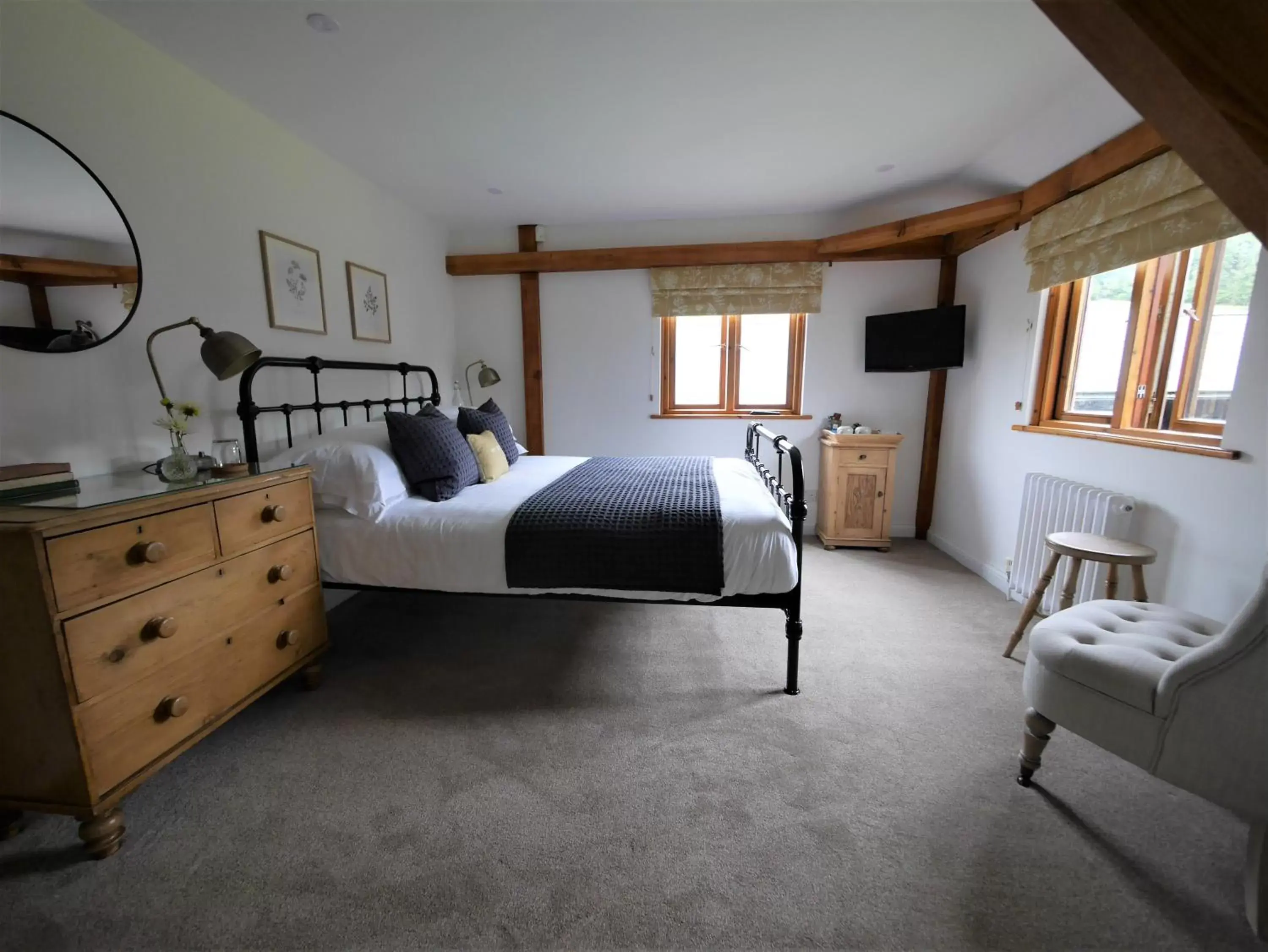 Bedroom, Bed in North Downs Barn