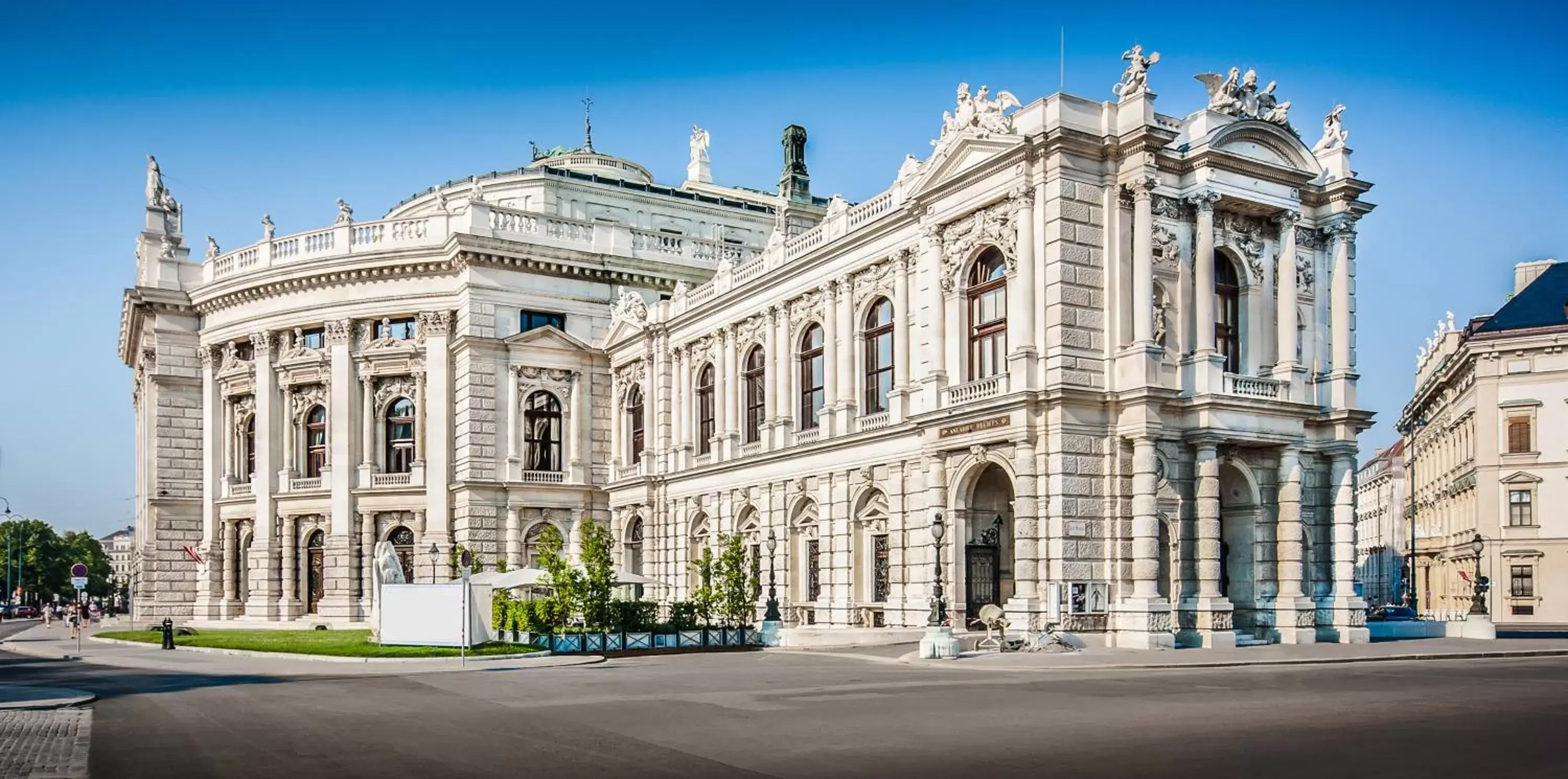 Nearby landmark, Property Building in Grand Hotel Wien