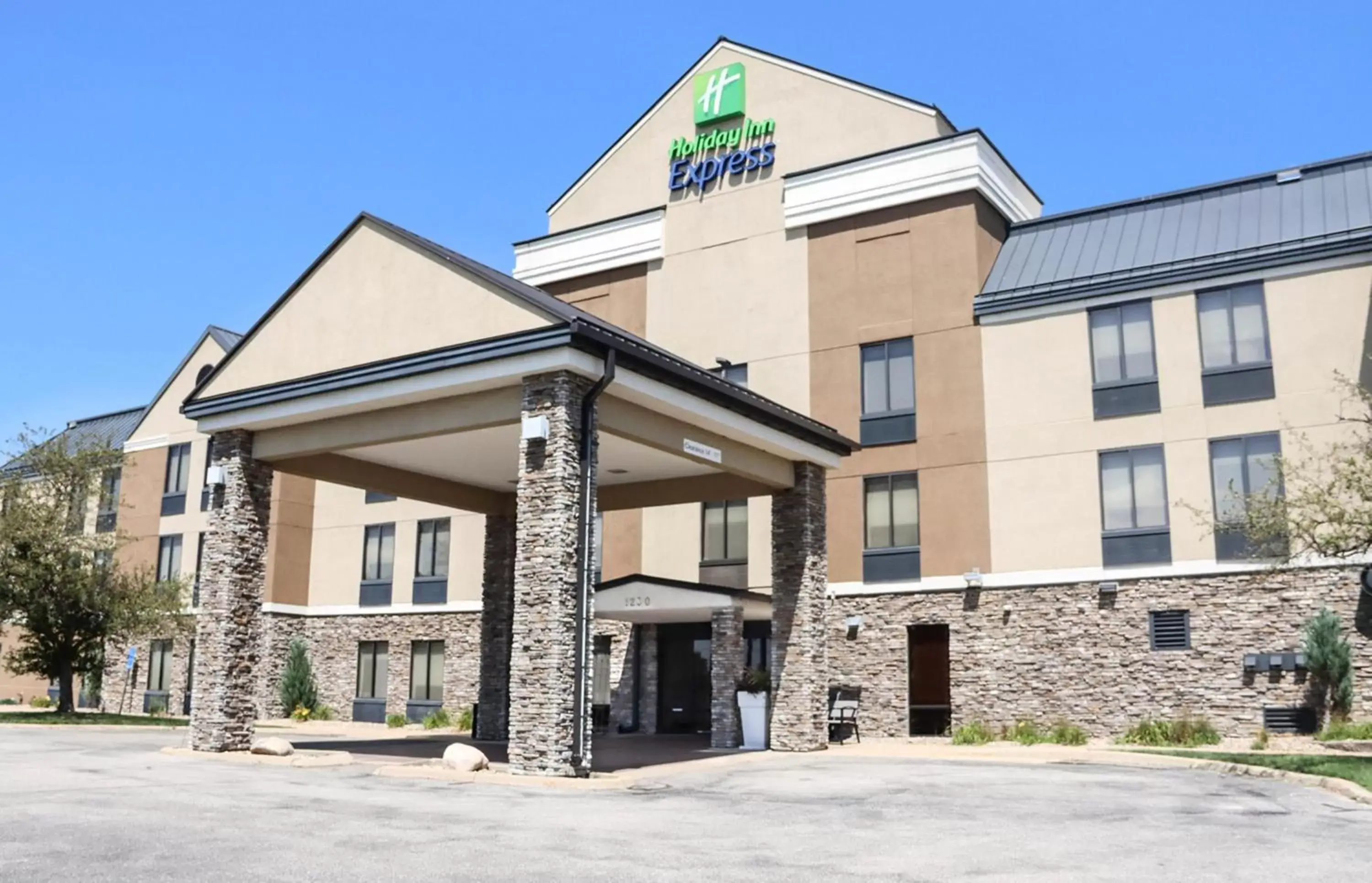 Property Building in Holiday Inn Express Cedar Rapids - Collins Road, an IHG Hotel