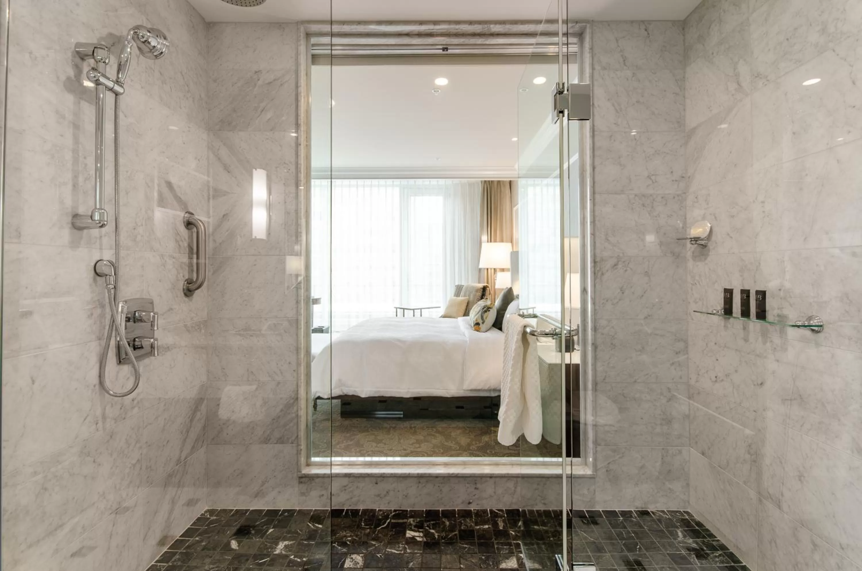 Shower, Bed in Hôtel Birks Montréal